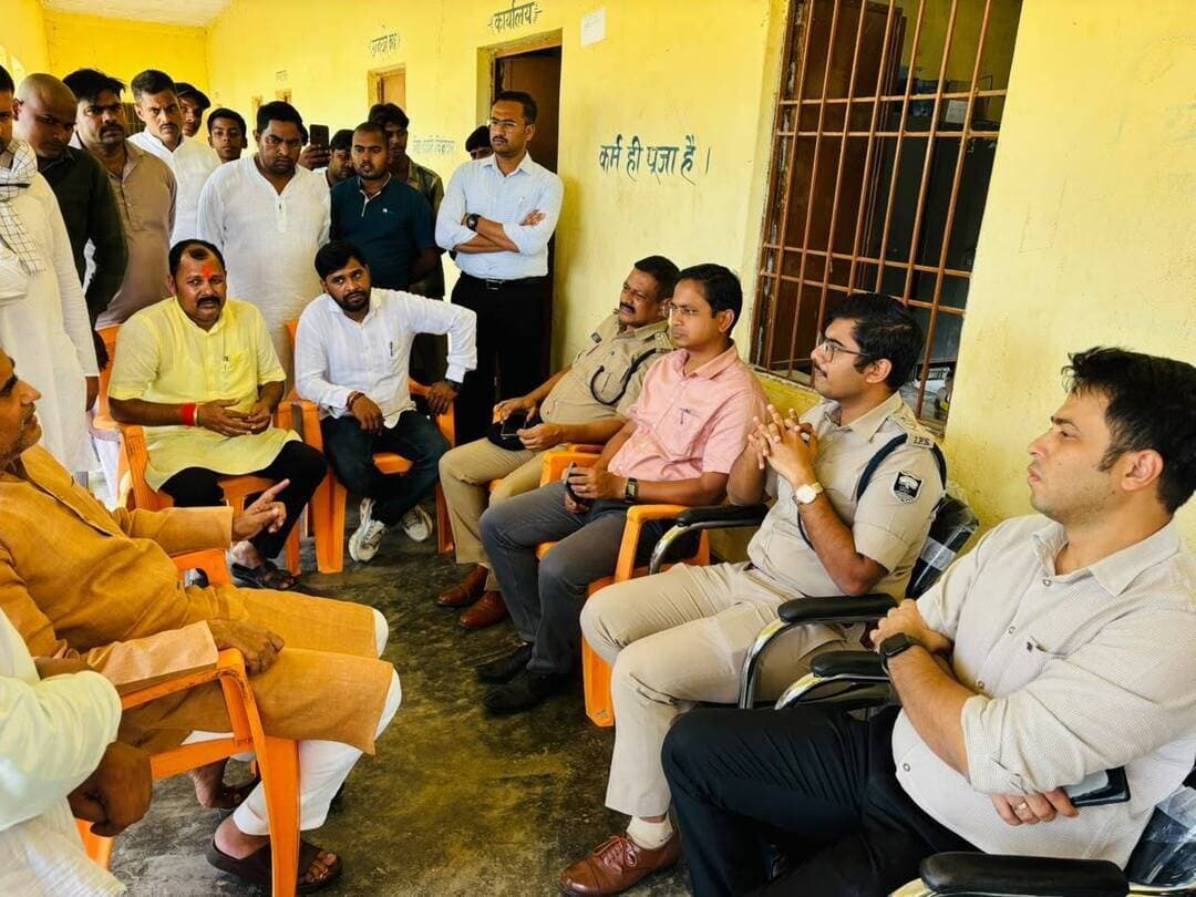 कैमूर में दुर्गापूजा को लेकर अलर्ट मोड पर प्रशासन, DM-SP ने किया संवेदनशील इलाकों का निरीक्षण
कैमूर दुर्गापूजा को लेकर कैमूर जिला प्रशासन अलर्ट मोड पर है। जिला पदाधिकारी और पुलिस अधीक्षक ने आज भभुआ अनुमंडल के संवेदनशील इलाकों का जायजा लिया।
DM-SP ने चैनपुर प्रखंड के बिउर गांव, हरसू ब्रह्म मंदिर, सिकंदरपुर गांव और हाटा नगर पंचायत का निरीक्षण किया।
निरीक्षण के दौरान पूजा समिति और शांति समिति के सदस्यों के साथ बैठक कर शांति-सौहार्द बनाए रखने, भीड़ प्रबंधन और जुलूस मार्गों पर विधि-व्यवस्था का निर्देश दिया।
हरसू ब्रह्म मंदिर परिसर और पूजा पंडालों में तैयारियों, साफ-सफाई और सुरक्षा व्यवस्था का जायजा लिया गया। हाटा में साफ-सफाई, पेयजल और कचरा प्रबंधन दुरुस्त करने का निर्देश दिया गया।
DM ने जुलूस के क्षतिग्रस्त मार्गों की तुरंत मरम्मत और विसर्जन स्थलों पर प्रशिक्षित गोताखोरों की तैनाती का निर्देश दिया।
इस दौरान स्थानीय लोगों ने खेल मैदान, सड़क और स्कूल से जुड़ी समस्याएं भी रखीं, जिस पर अंचलाधिकारी को त्वरित कार्रवाई के निर्देश दिए गए।
प्रशासन ने लोगों से पर्व शांति और भाईचारे के साथ मनाने और दिशा-निर्देशों का पालन करने की अपील की है।