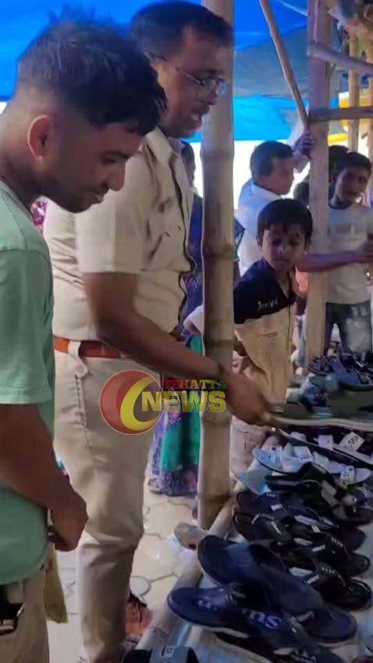 দায়িত্বের পাশাপাশি মানবিকতা,ছেলেটির হাতে নতুন জামা-কাপড় ও জুতো তুলে দিলেন তেহট্টের ট্রাফিক ইনচার্জ #Traffic