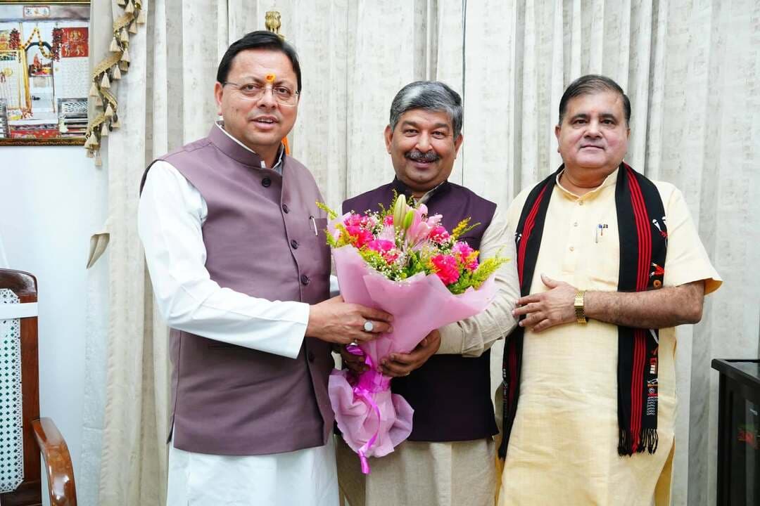 मुख्यमंत्री धामी ने नवनिर्वाचित राज्यसभा सांसद दिनेश आर्य को दी बधाई एवं शुभकामनाएं
मुख्यमंत्री आवास में राज्यसभा सांसद दिनेश आर्य ने मुख्यमंत्री से की शिष्टाचार भेंट
मुख्यमंत्री पुष्कर सिंह धामी से आज मुख्यमंत्री आवास में नवनिर्वाचित राज्यसभा सांसद श्री दिनेश आर्य ने शिष्टाचार भेंट की। इस अवसर पर भाजपा प्रदेश अध्यक्ष एवं राज्यसभा सांसद श्री महेंद्र भट्ट भी उपस्थित रहे।