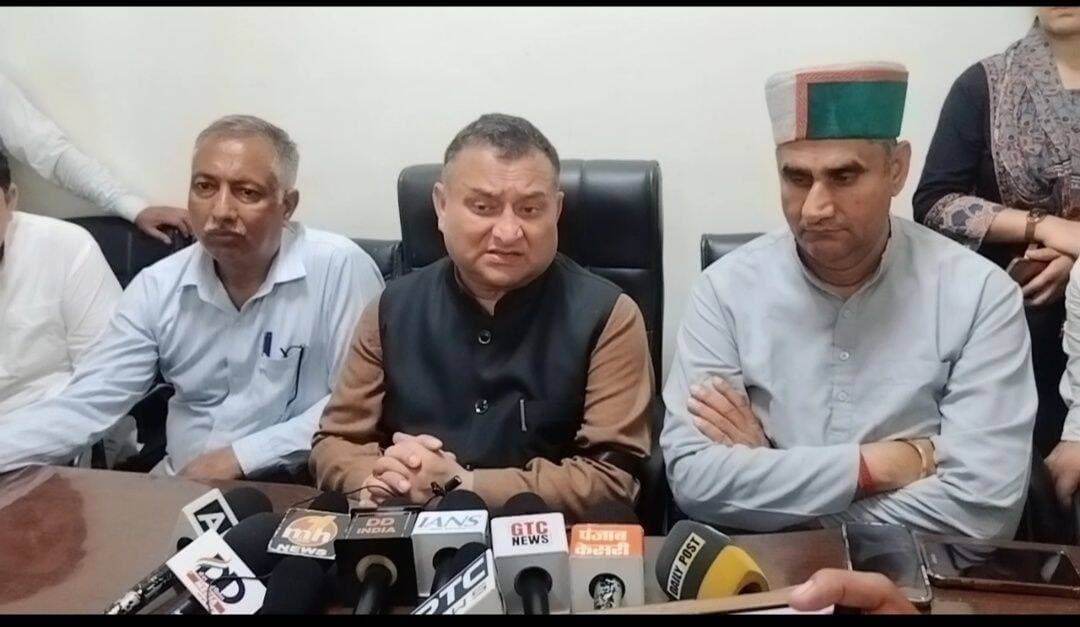*पांवटा साहिब में कांग्रेस का शक्ति प्रदर्शन, एकजुटता का बड़ा संदेश; हरप्रीत रतन की सक्रियता ने संभाला मोर्चा*
*प्रदेश अध्यक्ष विनय कुमार के दौरे में उमड़ा कार्यकर्ताओं का जनसैलाब, वोट चोरी के मुद्दे पर एक महीने चलेगा बूथ स्तर तक विशेष अभियान; पूर्व विधायक किरनेश जंग की गैरमौजूदगी बनी चर्चा का विषय*
*पांवटा साहिब।* पांवटा साहिब में आयोजित कांग्रेस की रैली ने स्थानीय राजनीति में संगठनात्मक एकजुटता को लेकर नई बहस छेड़ दी है। पिछले कई वर्षों से गुटबाजी की चर्चाओं से घिरी कांग्रेस के लिए प्रदेश अध्यक्ष विनय कुमार के दौरे के दौरान उमड़ी भीड़ और कार्यकर्ताओं का उत्साह राहत भरा संदेश लेकर आया। रैली के माध्यम से कार्यकर्ताओं ने साफ संदेश दिया कि नेतृत्व को लेकर मतभेद अपनी जगह हैं, लेकिन संगठन को मजबूत करने के लिए सभी को एक मंच पर आना होगा।
इस कार्यक्रम में दो बातें समान रूप से चर्चा में रहीं। पहली, कार्यकर्ताओं की बड़ी मौजूदगी और दूसरी, पूर्व विधायक किरनेश जंग की गैरमौजूदगी। उनकी अनुपस्थिति को लेकर राजनीतिक गलियारों में चर्चाओं का बाजार गर्म रहा।
*हरप्रीत रतन की संगठनात्मक परीक्षा, कार्यकर्ताओं को जोड़ने में दिखी सक्रियता*
इस रैली में सबसे ज्यादा चर्चा मंडल अध्यक्ष हरप्रीत रतन की भूमिका को लेकर रही। पांवटा साहिब जैसे गुटबाजी वाले क्षेत्र में कार्यकर्ताओं को जोड़ना, उन्हें सक्रिय रखना और पार्टी कार्यक्रम में उनकी उपस्थिति सुनिश्चित करना मंडल नेतृत्व के लिए हमेशा से चुनौतीपूर्ण रहा है।
इस बार रैली में दिखी भीड़ ने मंडल संगठन की सक्रियता को सामने रखा। राजनीतिक जानकार इसे हरप्रीत रतन के लिए अपनी संगठनात्मक ताकत दिखाने के अवसर के रूप में देख रहे हैं। उनका प्रयास कार्यकर्ताओं को बूथ स्तर तक सक्रिय करने का रहा है। यदि रैली में दिखा उत्साह नियमित बैठकों और जनसमस्याओं को उठाने में तब्दील होता है, तो इससे स्थानीय कांग्रेस को मजबूती मिल सकती है। आने वाले समय में उनकी कार्यशैली पर सबकी नजर रहेगी।
*किरनेश जंग की गैरमौजूदगी पर विनय कुमार ने दिया जवाब*
पूर्व विधायक किरनेश जंग की गैरमौजूदगी से जुड़े सवाल पर प्रदेश अध्यक्ष विनय कुमार ने संतुलित जवाब दिया। उन्होंने कहा कि यह उनका व्यक्तिगत मामला है और पार्टी का प्रयास सभी नेताओं व कार्यकर्ताओं को साथ लेकर चलने का है। उन्होंने मंडल अध्यक्ष हरप्रीत रतन के प्रयासों का जिक्र करते हुए संगठन को मजबूत बनाने पर जोर दिया।
विनय कुमार ने कहा कि कांग्रेस को जमीनी स्तर पर मजबूत किया जाएगा। पार्टी का लक्ष्य पांवटा साहिब सहित जिला सिरमौर की पांचों विधानसभा सीटों पर संगठन को सक्रिय बनाना है।
*भाजपा पर निशाना, जनता को बताया असली निर्णायक*
रैली को संबोधित करते हुए प्रदेश अध्यक्ष विनय कुमार ने भाजपा पर तीखा हमला बोला। उन्होंने कहा कि भाजपा नेता दावा कर रहे हैं कि कांग्रेस सरकार जाने वाली है और भाजपा सत्ता में आएगी। उन्होंने सवाल उठाया कि क्या भाजपा नेताओं को भविष्य का पहले से पता चल गया है? हिमाचल में सरकार किसकी बनेगी, इसका फैसला प्रदेश की जनता करती है।
उन्होंने केंद्र की मोदी सरकार पर जनता के हितों की अनदेखी करने का आरोप लगाया और कहा कि राहुल गांधी वोट चोरी के मुद्दे पर लगातार आवाज उठा रहे हैं।
*वोट चोरी के मुद्दे पर एक महीने का विशेष अभियान*
आगामी रणनीति का खुलासा करते हुए विनय कुमार ने बताया कि कांग्रेस वोट चोरी के मुद्दे पर एक महीने तक विशेष अभियान चलाएगी। यह अभियान मंडल स्तर से लेकर बूथ और चौपाल तक चलाया जाएगा। कार्यकर्ता गांव-गांव जाकर जनता के बीच इस मुद्दे को उठाएंगे और साथ ही संगठन को मजबूत करने का काम करेंगे।
कुल मिलाकर पांवटा की इस रैली ने कांग्रेस के सामने दोहरी चुनौती पेश की है - कार्यकर्ताओं के उत्साह को स्थायी ऊर्जा में बदलना और नेताओं के बीच बेहतर तालमेल बनाना। फिलहाल प्रदेश अध्यक्ष का दौरा, कार्यकर्ताओं की भीड़ और पूर्व विधायक की गैरमौजूदगी पांवटा की राजनीति में चर्चा के मुख्य विषय बने हुए हैं।