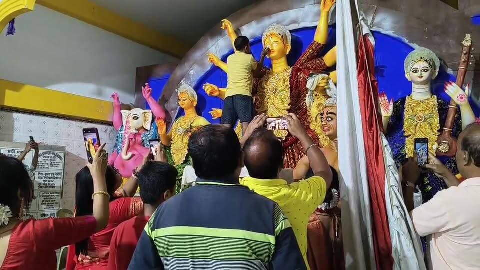 চক্ষুদান...
আলিপুরদুয়ার নেতাজি রোড দুর্গাবাড়ি
#maadurga #Alipurduar #চক্ষুদান #highlightseveryone #Emotion