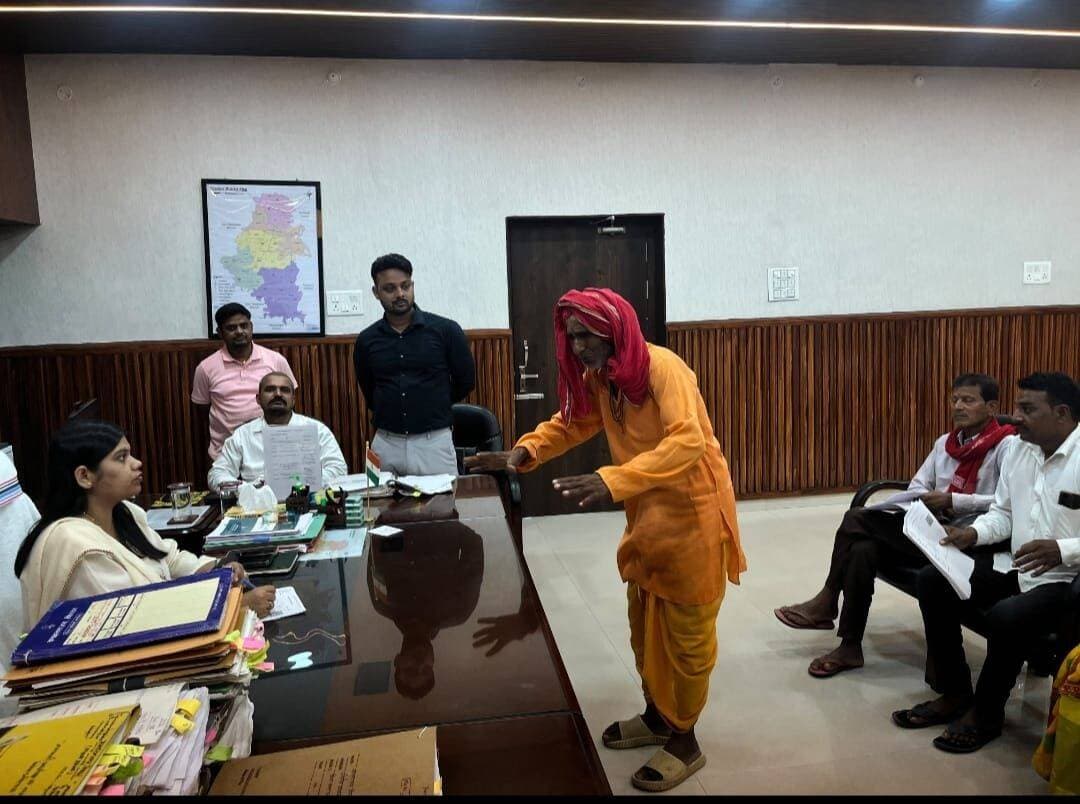 📢 जन समस्याओं के निष्पादन में लापरवाही बर्दाश्त नहीं, तय समय-सीमा में हो समाधान: डीएम प्रतिभा रानी
शिवहर समाहरणालय स्थित कार्यालय प्रकोष्ठ में जिला पदाधिकारी श्रीमती प्रतिभा रानी की अध्यक्षता में ‘जनता दरबार’ का आयोजन किया गया। डीएम ने जिले के दूर-दराज के ग्रामीण इलाकों से पहुंचे नागरिकों से सीधा संवाद कर उनकी शिकायतें सुनीं और कई मामलों का मौके पर ही निपटारा कराया।
प्रमुख बिंदु:
पारदर्शी समाधान: भूमि विवाद, राजस्व, आपूर्ति, समाज कल्याण एवं पंचायती राज से जुड़े मामलों को प्राथमिकता के आधार पर त्वरित निष्पादित करने के निर्देश।
समय-सीमा तय: सभी आवेदनों की निष्पक्ष जांच कर निर्धारित समय में न्यायसंगत समाधान सुनिश्चित किया जाए, ताकि आम जनता को कार्यालयों के चक्कर न काटने पड़ें।
सख्त चेतावनी: जन समस्याओं के निष्पादन में टालमटोल या उदासीनता बरतने वाले अधिकारियों व कर्मियों पर कड़ी प्रशासनिक कार्रवाई की जाएगी।
#Sheohar #JantaDarbar #DMSheohar #PublicGrievance #GoodGovernance #SheoharAdministration #Bihar #जनता_दरबार #शिवहर #सुशासन