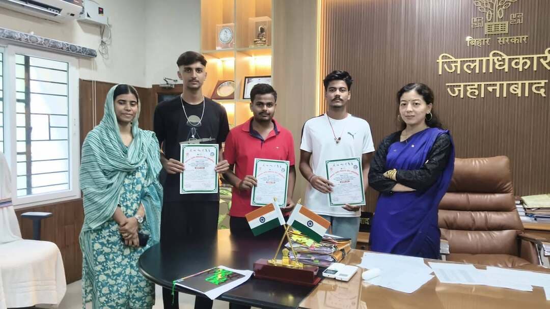 प्रमंडलीय विद्यालय खेल प्रतियोगिता में जहानाबाद की बेटियों ने लहराया परचम, वॉलीबॉल में जीता स्वर्ण
वॉलीबॉल अंडर-17 बालिका टीम राज्य स्तरीय प्रतियोगिता के लिए चयनित, ताइक्वांडो में भी खिलाड़ियों ने जीते पदक
विद्यालय खेल प्रतियोगिता में जहानाबाद की बेटियों का शानदार प्रदर्शन
जहानाबाद : प्रमंडलीय विद्यालय खेल प्रतियोगिता में जहानाबाद की बेटियों ने शानदार प्रदर्शन कर जिले का मान बढ़ाया है। वॉलीबॉल अंडर-17 बालिका वर्ग में जिले की टीम ने स्वर्ण पदक जीतकर राज्य स्तरीय विद्यालय खेल प्रतियोगिता में अपनी जगह पक्की कर ली। वहीं, कबड्डी और ताइक्वांडो प्रतियोगिताओं में भी जिले के खिलाड़ियों ने बेहतर प्रदर्शन करते हुए कई पदक अपने नाम किए।
जिला पदाधिकारी छिरिंग वाई भूटिया के निर्देशानुसार नौ अक्टूबर को कबड्डी अंडर-14, अंडर-17 और अंडर-19 बालिका वर्ग तथा वॉलीबॉल अंडर-17 बालिका वर्ग की टीम को मगध प्रमंडल के गयाजी में आयोजित प्रतियोगिता में भाग लेने के लिए रवाना किया गया था। उपाधीक्षक शारीरिक शिक्षा होमा इरफान ने खिलाड़ियों को रवाना किया।
वॉलीबॉल में स्वर्ण, कबड्डी में उपविजेता
वॉलीबॉल अंडर-17 बालिका वर्ग में जहानाबाद की टीम ने शानदार खेल का प्रदर्शन करते हुए स्वर्ण पदक हासिल किया। विजेता टीम में ईशा कुमारी, प्राची कुमारी, खुशी कुमारी, अंजली कुमारी, अमृता कुमारी और ललिता कुमारी शामिल हैं। टीम के प्रभारी उच्च विद्यालय मलाठी के शारीरिक शिक्षक चंदन कुमार रहे।
वहीं, कबड्डी अंडर-14 बालिका वर्ग में जहानाबाद की टीम उपविजेता रही। इस टीम के प्रभारी शारीरिक शिक्षक सुधीर कुमार और आशीष कुमार थे।
ताइक्वांडो में भी खिलाड़ियों ने दिखाया दम
ताइक्वांडो प्रतियोगिता में भी जहानाबाद के खिलाड़ियों ने अपनी प्रतिभा का परिचय दिया। अंडर-17 बालिका वर्ग में कनक सिंह ने स्वर्ण पदक जीता। अंडर-14 बालिका वर्ग में सोनाक्षी यादव ने रजत पदक हासिल किया। वहीं, अंडर-14 बालक वर्ग में सूर्यांश कुमार और आयुष्मान कुमार ने रजत पदक जीतकर जिले को गौरवान्वित किया। ताइक्वांडो टीम के प्रशिक्षक प्रभारी गांधी इंटर विद्यालय, कृष्णाश्रम सिकरिया के शारीरिक शिक्षक अमर कुमार थे।
डीएम ने खिलाड़ियों को दी बधाई
जिला पदाधिकारी छिरिंग वाई भूटिया ने पदक विजेता खिलाड़ियों और उनके प्रशिक्षकों को बधाई देते हुए उनके उज्ज्वल भविष्य की कामना की। उन्होंने खिलाड़ियों को आगामी राज्य स्तरीय प्रतियोगिताओं में भी बेहतर प्रदर्शन करने के लिए प्रोत्साहित किया। जिला प्रशासन ने खेल प्रतिभाओं को प्रोत्साहित करने और उन्हें आगे बढ़ने के अवसर उपलब्ध कराने की प्रतिबद्धता दोहराई।