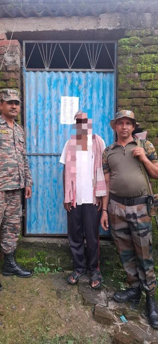 चार इश्तिहार वारंटियों के घर पहुंची झुनाठी थाना पुलिस, न्यायालय के आदेश पर हुई कार्रवाई
जहानाबाद : न्यायालय से प्राप्त आदेश के आलोक में झुनाठी थाना पुलिस ने चार इश्तिहार वारंटियों के घर पर विधिवत इश्तिहार का तामिला किया। पुलिस ने सभी संबंधित व्यक्तियों के आवास पर पहुंचकर न्यायालय के आदेश के अनुसार कार्रवाई की।
पुलिस के अनुसार, इश्तिहार तामिला किए गए व्यक्तियों में सेन्धवा गांव निवासी राकेश कुमार उर्फ हरेराम, विकास कुमार और वीरेंद्र कुमार चक्रवर्ती शामिल हैं। राकेश कुमार उर्फ हरेराम और विकास कुमार, दोनों वीरेंद्र कुमार चक्रवर्ती के पुत्र हैं। वहीं, वीरेंद्र कुमार चक्रवर्ती स्वर्गीय नाथुन सिंह के पुत्र हैं। तीनों सेन्धवा गांव के निवासी हैं।
इसके अलावा, सोहरैया टोला निवासी विनय कुमार, सुदामा सिंह के पुत्र के घर पर भी इश्तिहार का विधिवत तामिला किया गया। ये सभी जहानाबाद जिले के झुनाठी थाना क्षेत्र के निवासी हैं।
न्यायालय के आदेश के अनुपालन में की गई इस कार्रवाई के बाद पुलिस आगे की कानूनी प्रक्रिया में जुटी है।
