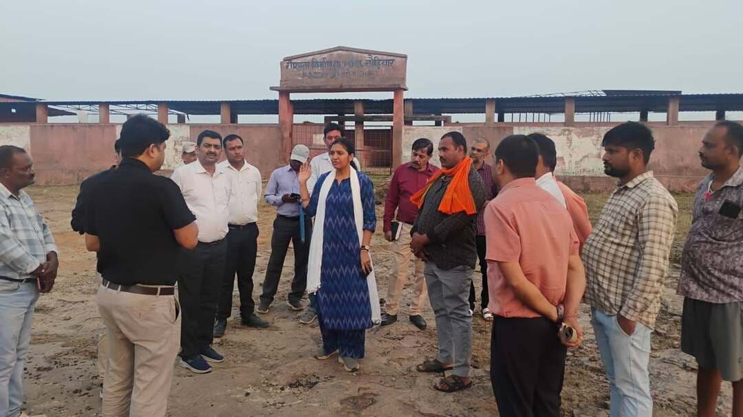 जिला पंचायत सीईओ श्रीमती देशमुख गौड़ा ने विभिन्न क्षेत्रों का किया निरीक्षण : व्यवस्थाओं में सुधार के दिए कड़े निर्देश
______________________
जिला पंचायत की मुख्य कार्यपालन अधिकारी श्रीमती सृष्टि देशमुख गौड़ा ने जिले में ग्राम पंचायतों, चिकित्सालयों, निर्माणाधीन विद्यालयों एवं जनपद पंचायत कार्यालय का दौरा कर आवश्यक व्यवस्थाओं का जायजा लिया। निरीक्षण के दौरान उन्होंने आमजन से संवाद कर योजनाओं के क्रियान्वयन की जानकारी ली तथा अधिकारियों को प्राथमिकता के आधार पर जनहितकारी कार्यों को समयसीमा में पूर्ण करने के निर्देश दिए।
मुख्य कार्यपालन अधिकारी ने जन सेवा अभियान के अंतर्गत आयोजित रक्तदान शिविर में एकत्रित 501 यूनिट रक्त को गंभीर रूप से रक्त की कमी से पीड़ित महिलाओं को चढ़ाए जाने की व्यवस्था का निरीक्षण करने हेतु सीईओ ने संजय गांधी चिकित्सालय एवं जिला चिकित्सालय का दौरा किया। मरीजों से बातचीत कर व्यवस्थाओं को जाना और एनेमिक महिलाओं को प्राथमिकता पर रक्त उपलब्ध कराने के निर्देश दिए।
मुख्य कार्यपालन अधिकारी ने अटल ग्राम सेवा सदन एवं सामुदायिक भवन सगरा का निरीक्षण कर स्थानीय नागरिकों से शासकीय योजनाओं के लाभ के संबंध में चर्चा की। वृंदावन गांव के रूप में चयनित ग्राम सगरा में उप मुख्यमंत्री के निर्देशानुसार गौशाला निर्माण हेतु तत्काल भूमि आरक्षित करने के निर्देश दिए। मुख्य कार्यपालन अधिकारी ने डीएमएफ मद के तहत शैलाचाक स्व-सहायता समूह की महिलाओं को संगठित कर दीए बनाने का कार्य प्रारंभ कराने के निर्देश दिए, जिससे आगामी दीपावली त्योहार में दीयों के विक्रय से समूह को आय अर्जित हो सके। ग्राम पंचायत सगरा एवं चौडियार में पौधरोपण किया गया तथा ग्रामीणों को भी वृक्षारोपण हेतु जागरूक किया गया।
सीएम राइज स्कूल रायपुर कर्चुलियान के नवनिर्माणाधीन भवन का निरीक्षण कर शेष 20 प्रतिशत निर्माण कार्य को एक माह के भीतर पूर्ण करने के निर्देश दिए गए। छात्राओं की सुरक्षा को ध्यान में रखते हुए दो दिवस में सीसीटीवी कैमरे एवं कंट्रोल पैनल लगाने, इलेक्ट्रिक ऑडिट कराने, पेयजल, वाटर प्यूरीफायर व्यवस्था तथा पुस्तकालय प्रारंभ करने हेतु प्राचार्य एवं उपयंत्री को निर्देशित किया गया। विद्यालय में नियमित साफ-सफाई के निर्देश दिए गए।
मुख्य कार्यपालन अधिकारी ने जनपद पंचायत कार्यालय रायपुर कर्चुलियान का औचक निरीक्षण कर कार्यालय परिसर में छात्र-छात्राओं की प्रतियोगिता परीक्षाओं की तैयारी हेतु ई-लाइब्रेरी एवं स्मार्ट लाइब्रेरी तैयार करने का प्रस्ताव भेजने के निर्देश दिए। उन्होंने प्रधानमंत्री आवास योजना के शत-प्रतिशत मस्टर जारी करने एवं पुराने लंबित निर्माण कार्यों को शीघ्र पूर्ण करने के निर्देश दिए। जनपद अंतर्गत अधिकारियों एवं कर्मचारियों की ई-अटेंडेंस के माध्यम से शत-प्रतिशत उपस्थिति दर्ज कराने पर जोर दिया।
ग्राम पंचायत चौडियार में गौशाला के निरीक्षण के दौरान मुख्य कार्यपालन अधिकारी ने गौशाला की मरम्मत, बिजली एवं पानी की व्यवस्था को 7 दिवस के अंदर पूर्ण करने के निर्देश दिए। गौशाला का संचालन स्व-सहायता समूह के माध्यम से कराने तथा पशु सखी प्रशिक्षण आयोजित करने हेतु पशु चिकित्सा सर्जन एवं डीपीएम एनआरएलएम को निर्देशित किया गया।
Jansampark Madhya Pradesh
#Rewa #रीवा