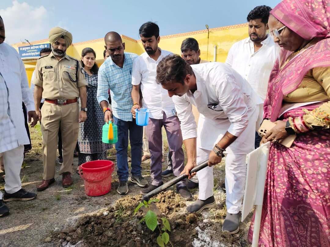 #सेवा_मेरा_योगदान कार्यक्रम के तहत प्राथमिक स्वास्थ्य केन्द्र बैकुण्ठपुर परिसर में विधायक सिरमौर श्री दिव्यराज सिंह, कलेक्टर नरेन्द्र कुमार सूर्यवंशी एवं पुलिस अधीक्षक डॉ. गुरकरन सिंह ने सामूहिक रूप से पौधे रोपित किए। कार्यक्रम में नगर पंचायत अध्यक्ष श्रीमती मीना गुप्ता, एसडीएम सिरमौर दृष्टि जायसवाल तथा अन्य अधिकारियों व जनप्रतिनिधियों ने भी पौधारोपण किया।
CM Madhya Pradesh Dr Mohan Yadav Divyaraj Singh Rewa Jansampark Madhya Pradesh
#सेवा_संकल्प_अभियान #SevaSankalpAbhiyan
#जन_विश्वास_शिविर #JanVishwasShivir
#Rewa #रीवा