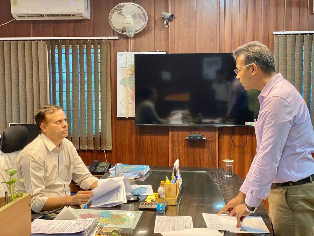 दुर्ग संभागायुक्त श्री सत्यनारायण राठौर ने आज अपने बालोद प्रवास के दौरान जिला पंचायत कार्यालय का औचक निरीक्षण किया। इस दौरान उन्होंने कार्यालय की विभिन्न शाखाओं में संचालित कार्यों का जायजा लिया और अधिकारियों को आवश्यक दिशा-निर्देश दिए। जिला पंचायत सीईओ श्री सुनील चंद्रवंशी इस अवसर पर मौजूद थे।
#BalodDistrict
#chhattisgarh
