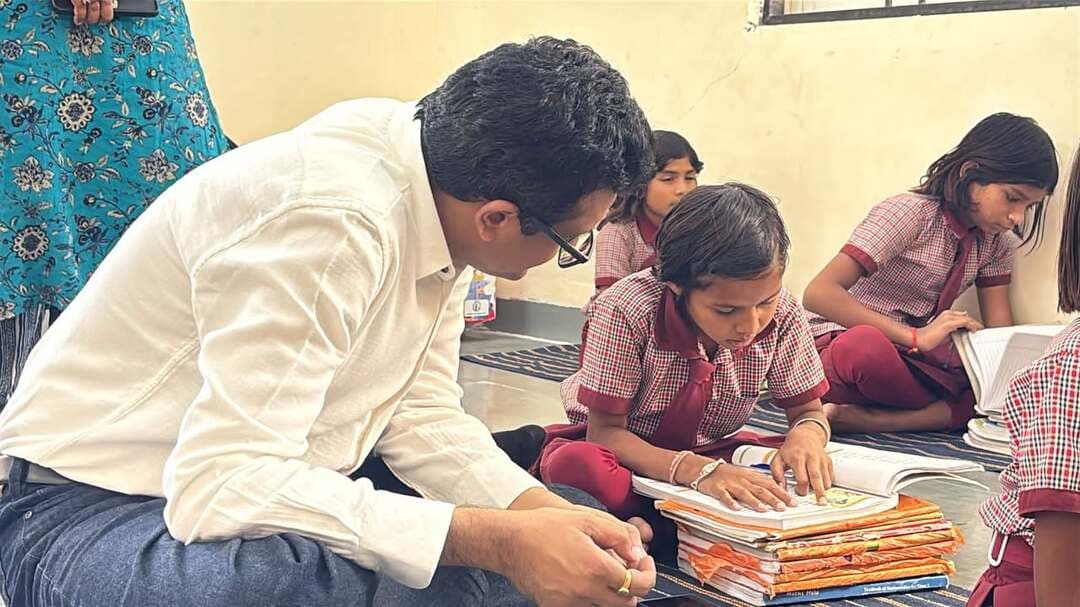 कलेक्टर श्री कटेसरिया बच्चों के साथ टाटपट्टी पर बैठे, अंग्रेजी की पुस्तक पढ़वाकर देखी शैक्षणिक स्थिति
कन्या आश्रम में तत्काल डेस्क-बेंच की व्यवस्था करने के दिए निर्देश
#jansampark #Ratlam
#MadhyaPradesh