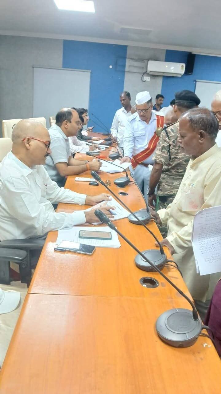 समाहरणालय के सभागार में जिलाधिकारी के जनता दरबार में आमजनों की समस्याओं की हुई सुनवाई, संबंधित पदाधिकारियों को त्वरित निष्पादन के निर्देश
जिलाधिकारी रोशन कुशवाहा द्वारा शुक्रवार समाहरणालय में आयोजित जनता दरबार में जिले के विभिन्न क्षेत्रों से आए आम नागरिकों की समस्याओं एवं शिकायतों की सुनवाई की गई।
जनता दरबार में उपस्थित लोगों ने अपनी विभिन्न समस्याओं से संबंधित आवेदन जिलाधिकारी के समक्ष प्रस्तुत किए। जिलाधिकारी ने एक-एक कर आवेदकों की शिकायतों को सुना तथा संबंधित विभागों के पदाधिकारियों को मामलों की जांच कर नियमानुसार आवश्यक कार्रवाई करने का निर्देश दिया।
जिलाधिकारी ने निर्देश दिया कि जनता दरबार में प्राप्त आवेदनों को गंभीरता से लेते हुए उनका निष्पादन निर्धारित समय-सीमा के भीतर सुनिश्चित किया जाए। जिन मामलों में स्थलीय जांच की आवश्यकता है, उनमें संबंधित पदाधिकारी जांच कराते हुए आवश्यक कार्रवाई करें। साथ ही, आवेदकों को उनके आवेदन पर की गई कार्रवाई से अवगत कराने का भी निर्देश दिया गया।
उन्होंने कहा कि आम नागरिकों की समस्याओं का समाधान जिला प्रशासन की सर्वोच्च प्राथमिकताओं में शामिल है। सभी संबंधित पदाधिकारी जन शिकायतों के प्रति संवेदनशील रहें तथा पात्र लाभुकों को सरकार की जनकल्याणकारी योजनाओं का लाभ नियमानुसार उपलब्ध कराना सुनिश्चित करें।
जिलाधिकारी ने स्पष्ट किया कि जन शिकायतों के निष्पादन में अनावश्यक विलंब नहीं होना चाहिए। प्रत्येक आवेदन पर नियमानुसार कार्रवाई करते हुए शिकायतों के त्वरित एवं प्रभावी समाधान की दिशा में आवश्यक कदम उठाए जाएं।