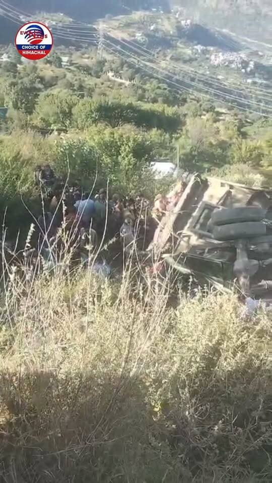 खाई में गिरी HRTC बस...#ShimlaNews #RampurBusAccident #HRTCBus #ewn24news #choiceofhimachal