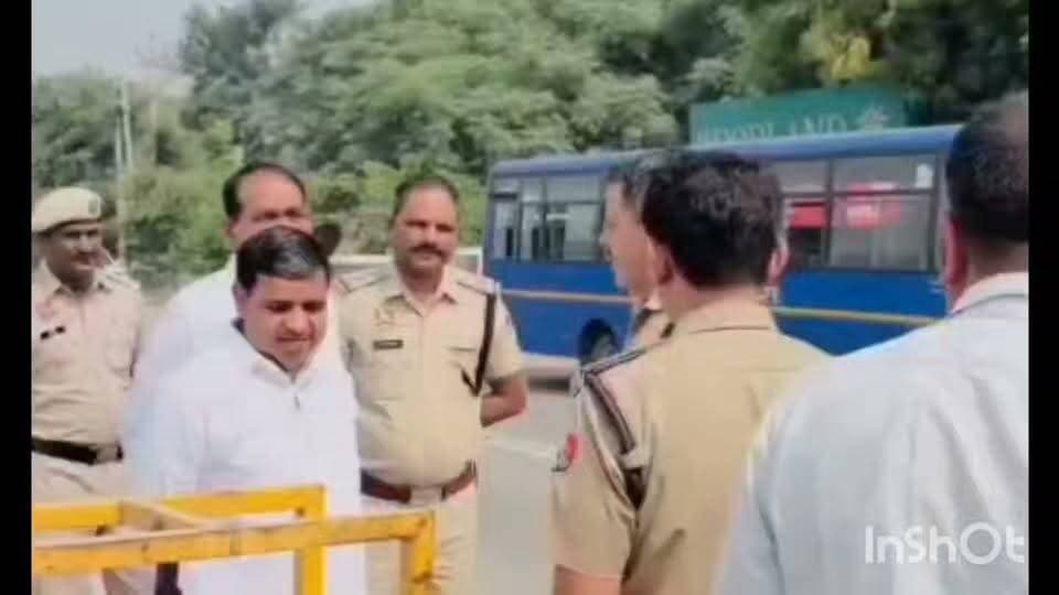 दिल्ली धरने को लेकर इसराना से पूर्व कांग्रेस विधायक बलबीर बाल्मीकि, कांग्रेस नेता कंवर सिंह छौकर समालखा को हल्दाना बॉर्डर पर पुलिस ने रोका।