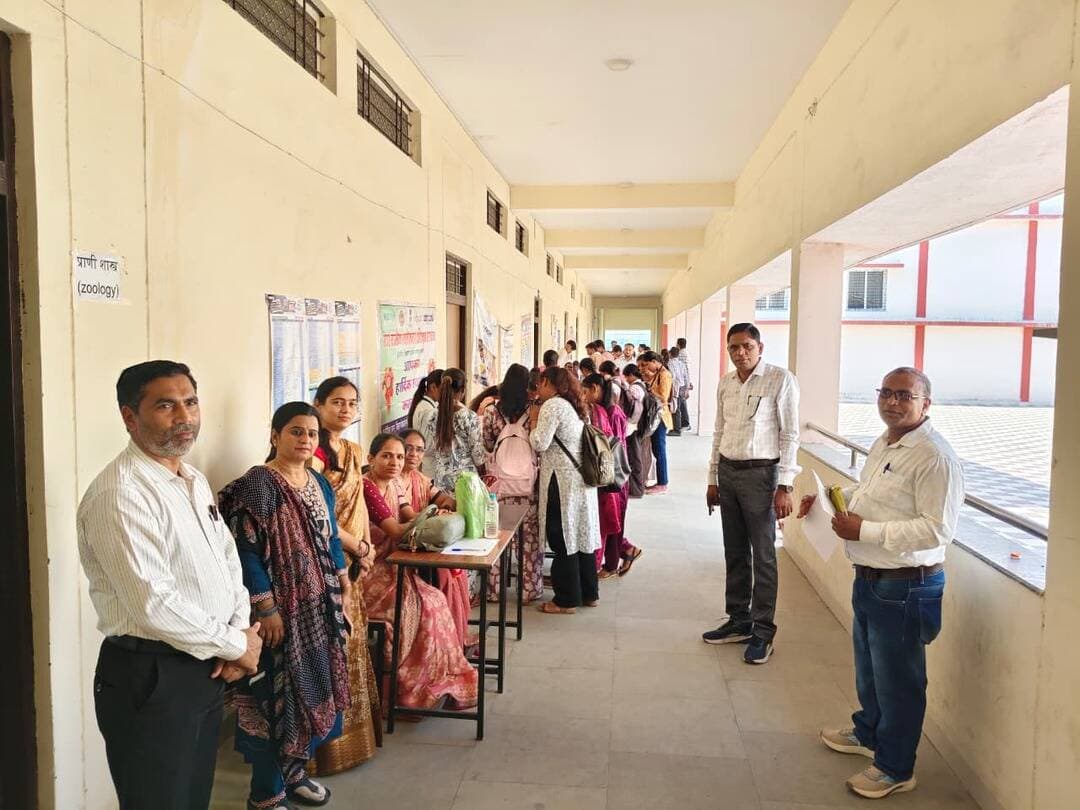 सोयतकलां में युवा संगम रोजगार मेले में 95 युवाओं का प्रारंभिक चयन
सेवा संकल्प अभियान के तहत् कलेक्टर डॉ. शेर सिंह मीना के मार्गदर्शन में शासकीय महाविद्यालय सोयतकलां में शुक्रवार को युवा संगम (रोजगार, स्वरोजगार एवं अप्रेंटिसशिप मेला) आयोजित किया गया।
कार्यक्रम का शुभारंभ प्राचार्य डॉ. बी.के. सोलंकी, करियर मार्गदर्शन प्रकोष्ठ के प्रभारी प्रो. हर्षवर्धन राठौर ने माँ सरस्वती की प्रतिमा पर माल्यार्पण कर किया। रोजगार मेले में कुल 150 अभ्यर्थियों ने पंजीयन कराया, इनमें से 95 बेरोजगार युवक-युवतियों का प्रारंभिक चयन किया गया। मुख्यमंत्री सीखो-कमाओ योजना के तहत् 40 एवं प्रधानमंत्री अप्रेंटिसशिप योजना में 10 आवेदकों ने पंजीयन कराया।
विभिन्न विभागों द्वारा संचालित स्व-रोजगार योजनाओं में 157 हितग्राहियों को कुल 285 लाख रुपये की ऋण राशि वितरित की गई। मेले में लगभग 150 विद्यार्थियों एवं अभ्यर्थियों को करियर काउंसलिंग और रोजगार संबंधी मार्गदर्शन दिया गया।
इस अवसर पर जिला रोजगार अधिकारी श्री संजीव कुमार पाटिल, पंजीयन समिति के सदस्य श्री गंगाराम खन्ना, श्री धीरज कुमार शर्मा, डॉ. राजेन्द्र प्रसाद दांगी, सुश्री बरखा सेन सहित प्राध्यापकगण, अधिकारी, कर्मचारी एवं विद्यार्थी उपस्थित थे।
CM Madhya Pradesh
Jansampark Madhya Pradesh
Department of Information Technology, Madhya Pradesh
Department of MSME, Madhya Pradesh
#agarmalwa
#आगरमालवा
#रोजगारमेला