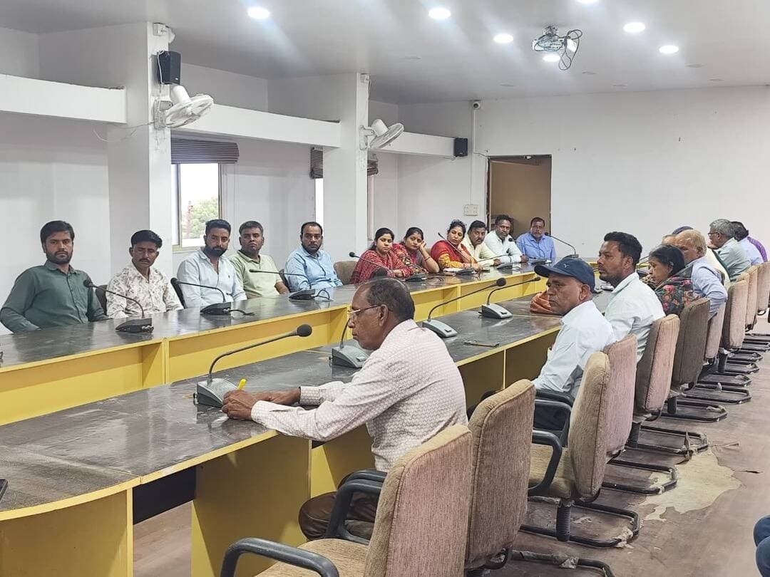 न.पा. आगर में लोक उपयोगी लोक अदालत के संबंध में विधिक जागरूकता शिविर सम्पन्न
म.प्र. राज्य विधिक सेवा प्राधिकरण, जबलपुर के निर्देशानुसार एवं प्रधान जिला एवं सत्र न्यायाधीश एवं जिला विधिक सेवा प्राधिकरण के अध्यक्ष श्री डी.एस. चौहान के निर्देशन में एवं
सचिव जिला विधिक सेवा प्राधिकरण श्रीमती अश्विनी सिंह के मार्गदर्शन में नगर पालिका आगर में विधिक जागरूकता शिविर का आयोजित किया गया। शिविर में प्रथम जिला न्यायाधीश श्री नीतिराज सिंह सिसौदिया ने उपस्थितजनों को लोक उपयोगी लोक अदालत, घरेलू हिंसा से महिलाओं का संरक्षण तथा विशाखा कमेटी के संबंध में जानकारी देते हुए कि जानकारी नगरपालिका के कर्मचारीगणों को देने का उददेश्य यह है कि वह अधिक से अधिक लोगों तक जानकारी एवं विधिक सेवा प्राधिकरण की योजनाओं का प्रचार-प्रसार करें। लोक अदालत के साथ अपने प्रकरणों का निराकरण लोक उपयोगी लोक अदालत के माध्यम से भी शीघ्र करवाया जा सकता है। श्री नीतिराज सिंह सिसौदिया ने सक्षिप्त में कानून संबंधित विविध प्रावधानों से उपस्थिति जनों को अवगत कराया।
जिला विधिक सेवा प्राधिकरण के सचिव श्रीमती अश्विनी सिंह ने विधिक सहायता, सलाह विधिक सेवा प्राधिकरण की कार्यप्राणाली तथा विधिक सेवा प्राधिकरण के कार्यों से अवगत कराया।
#agarmalwa
#आगरमालवा