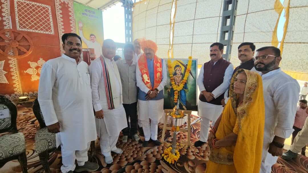 प्रदेश में 90 हजार करोड़ के निवेश प्रस्ताव लेकर आया हॅू -मुख्यमंत्री डॉ. यादव
आगर में 3800 करोड़ की मैक्केन फूड परियोजना शुरू हो रही है, 2 हजार लोगों को मिलेगा रोजगार
पशुपालन, किसानों की आय बढ़ाने का महत्वपूर्ण साधन है
मुख्यमंत्री ने आगर के बलराम कृषि महोत्सव में किसानों से किया सीधा संवाद
मुख्यमंत्री डॉ. मोहन यादव ने हरदा जिले से वीडियों कन्फ्रेसिंग से आगर के नवीन कृषि उपज मंडी प्रांगण में शुक्रवार को आयोजित बलराम कृषि महोत्सव में सहभागिता करते हुए किसानों से सीधा संवाद किया। उन्होंने कृषक कल्याण वर्ष के तहत् आयोजित कार्यक्रमों में किसानों से कृषि गतिविधियों, शासन की किसान हितैषी योजनाओं से मिल रहे लाभ, कृषि के क्षेत्र में नवाचार तथा किसानों की आवश्यकताओं के संबंध में संवाद किया। मुख्यमंत्री डॉ. यादव ने कहा कि मैं गुरूवार को ही प्रदेश के लिये निवेशकों से 90 हजार करोड़ के निवेश प्रस्ताव लेकर आया हॅू। आगर में 3800 करोड़ की मैक्केन फूड परियोजना शुरू हो रही है, इसमें 2 हजार लोगों को रोजगार मिलेगा। पशुपालन किसानों की आय बढ़ाने का महत्वपूर्ण साधन है। मुख्यमंत्री ने कहा कि आगर-मालवा जिले के लालूखेड़ी में आलू प्रसंस्करण का 200 करोड़ का उद्योग स्थापित हो रहा है, लालूखेड़ी के साथ ही अब आगर-मालवा जिले के किसान आलू उगाऐंगे।
इस अवसर पर अपेक्स बैंक के प्रशासक श्री महेन्द्र सिंह यादव, प्रदेश किसान मोर्चा अध्यक्ष श्री जयपाल सिंह चावड़ा, सांसद श्री रोड़मल नागर, प्रदेश प्रभारी श्री कपिल यारदे, विधायक श्री माधव सिंह मधु गेहलोत, जिला पंचायत अध्यक्ष श्रीमती मुन्नाबाई-भेरूसिंह चौहान, जिलाध्यक्ष श्री ओम मालवीय, वरिष्ठ किसान नेता श्री दिनेश परमार, श्री रामनारायण तेजरा, श्री डूंगरसिंह सिसौदिया, श्री हरिनारायण यादव, श्री बाबूलाल यादव, श्री कप्तान सिंह यादव सहित अन्य जनप्रतिनिधि, कलेक्टर डॉ. शेर सिंह मीना, पुलिस अधीक्षक श्री दिलीप सोनी भी विशेष रूप से उपस्थित थे।
मुख्यमंत्री ने बलराम कृषि महोत्सव को वर्चुअली सम्बोधित करते हुए कहा कि आगर एवं सुसनेर का संतरा देश भर में भेजा जा रहा है। आगर जिले के संतरे ने नागपुर को भी पीछे छोड़ दिया है। उन्होंने कहा कि जिले के पशुपालक गौपालन के लिये भी विशेष रूप से जाने जाते है। जैविक दूध प्रदेश में कही मिलता है तो आगर में ही मिलता है। उन्होंने कहा कि प्रदेश का दूध उत्पादन भी बढ़ेगा, सांची का दुग्ध ब्राण्ड भी बढ़ रहा है। सांची के दुग्ध ब्राण्ड को 12 प्रतिशत से बढ़ाकर 20 प्रतिशत तक ले जाया जा रहा है। मुख्यमंत्री ने कहा कि आगर जिला सौर उर्जा एवं विण्ड एनर्जी के लिये भी अपनी अलग पहचान रखता है। प्रदेश में पर्याप्त बिजली, सिंचाई के लिये पानी उपलब्ध है और पांच लाख किलोमीटर की सड़को का जाल भी है। उन्होंने ने कहा कि 2027 तक गेहूं 2700 से के भाव में खरीदेंगे।
मुख्यमंत्री ने कहा कि आगर जिला गौ-सेवा के लिये भी विशेष पहचान रखता है। गौ-अभयराण्य सालरिया एवं जिले की अन्य गौशालाओं में 20 हजार से अधिक गौवंश की समुचित देखभाल की जा रही है। सरकार प्रति गौवंश 40 रूपए प्रतिदिन के मान से गौवंश की देखभाल के लिये गौशालाओं को राशि प्रदान कर रही है।
मुख्यमंत्री डॉ. मोहन यादव ने गौपालन पुरस्कार योजना की चर्चा करते हुए कहा कि गौपालन को बढ़ावा देने के लिये गौपालन पुरस्कार योजना के तहत् अच्छे पशुपालकों की प्रतियोगिता आयोजित की जाएगी। जिसमें प्रत्येक विकास खण्ड से प्रथम पुरस्कार प्राप्त करने वाले पशुपालक को एक लाख रूपए, द्वितीय पुरस्कार के लिये 50 हजार एवं तृतीय पुरस्कार के रूप में 25 हजार रूपए की राशि पशुपालक को प्रदान की जाएगी।
इस अवसर पर मुख्यमंत्री डॉ. यादव ने बिनायगा बड़ौद के प्राकृतिक एवं जैविक खेती करने वाले किसान श्री राधेश्याम परिहार, आखाखेड़ी तनोडिया के प्राकृतिक अरहर खेती करने वाले किसान रोहित शर्मा एवं अन्य उपस्थित प्रगतिशील कृषकों से वर्चुअली संवाद कर उनके द्वारा की जा रही प्राकृतिक, जैविक एवं उन्नत कृषि के बारे में जानकारी ली तथा इससे होने वाले लाभ के बारे में भी चर्चा कर सराहना की।
कार्यक्रम को सम्बोधित करते हुए सांसद श्री रोड़मल नागर ने कहा कि मुख्यमंत्री डॉ. मोहन यादव ने खेती को उद्यम बनाकर किसानों के लिये लाभ का धन्धा बना दिया है। आज उच्च शिक्षा प्राप्त करने के बाद भी किसान पुत्र कृषि की ओर आकर्षित हो रहे है।
कार्यक्रम को सम्बोधित करते हुए किसान मोर्चा के प्रदेश अध्यक्ष श्री जयपाल सिंह चावड़ा ने कहा कि सोयाबीन की मंडी में बंपर आवक के साथ ही सोयाबीन का अच्छा भाव भी किसानों को मिल रहा है। उन्होंने कहा कि मुख्यमंत्री डॉ. यादव रोजाना किसानों से संवाद कर रहे है। अब तक 44 जिलों में बलराम कृषि महोत्सव आयोजित किये जा चुकें है।
अपेक्स बैंक के प्रशासक श्री महेन्द्र सिंह यादव ने अपने उद्बोधन की शुरूआत ' जय जवान- जय किसान', जय विज्ञान एवं जय अनुसंधान' के नारे से करते हुए कहा कि प्रदेश में बलराम कृषि महोत्सव के माध्यम से किसानों, किसान पुत्र-पुत्रियों और बेटियों का सम्मान किया जा रहा है। उन्होंने कहा कि मुख्यमंत्री डॉ. मोहन यादव ने प्रदेश में नई सुगम परिवहन योजना प्रारंभ कर ग्रामीणों और किसानों को बेहतर परिवहन सुविधा उपलब्ध करवाई है। ई-टोकन के माध्यम से प्रदेश भर में किसानों को पर्याप्त उर्वरक मिल रहा है। किसान कल्याण वर्ष में किसानों के लिये अनेकों किसान हितैषी निर्णय लिये गए है, योजनाएं प्रांरभ की गई है।
कार्यक्रम को सम्बोधित करते हुए विधायक श्री मधु गेहलोत ने मुख्यमंत्री से आग्रह किया कि आगर जिला कृषि एवं किसानों का जिला है, इस साल वर्षा कम हुई है, उन्होंने मुख्यमंत्री जी से जिलों को सुखाग्रस्त घोषित करने और किसानों को किसान सम्मान निधि दिलाने का आग्रह भी किया। विधायक ने कहा कि सरकार ने आहू डेम देकर 25 गांवों को सिंचाई की सुविधा उपलब्ध करवाई है। हड़ाई, सियाखेड़ी एवं भीमपुरा, जलाशय, के लिये भी मुख्यमंत्री जी को धन्यवाद ज्ञापित किया।
प्रगतिशील किसानों, मेधावी विद्यार्थियों एवं भूतपूर्व सैनिकों का सम्मान
कार्यक्रम मे मंचासीन अतिथियों ने उत्कृष्ट एवं प्रगतिशल किसानों, किसान परिवार के मेधावी छात्र-छात्राओं और भूतपूर्व सैनिकों को प्रशस्ति पत्र प्रदान कर सम्मानित किया गया।
कार्यक्रम को श्री कपिल यारदे, श्री कप्तान सिंह यादव ने भी सम्बोधित किया। जिलाध्यक्ष श्री ओम मालवीय ने स्वागत् उद्बोधन प्रस्तुत किया। प्रारंभ में एसडीएम श्री कमल मंडलोई, उप संचालक कृषि श्री गोपेश पाठक, उप संचालक आत्मा श्री पीयूष सोलंकी ने मंचासीन सभी अतिथियों का पुष्प गुच्छ भेंटकर स्वागत् किया। मंचासीन अतिथियों एवं कलेक्टर-एसपी ने कार्यक्रम स्थल पर विभिन्न विभागों द्वारा लगाई गई, कृषि, उद्यानिकी, पशुपालन, मत्स्य विभाग एवं आधुनिक कृषि यंत्रों सहित अन्य विभागों की प्रदर्शनियों का अवलोकन किया।
प्रारंभ में मंचासीन अतिथियों ने दीप प्रज्ज्वलित कर बलराम कृषि महोत्सव का शुभारंभ किया। सांस्कृतिक कलाकारों के दल ने रंगारंग सांस्कृतिक कार्यक्रम प्रस्तुत किये। अंत में उप संचालक कृषि श्री पाठक ने सभी का आभार व्यक्त किया।
इस अवसर पर पूर्व विधायक श्री लालजीराम मालवीय, श्रीमती रेखा रत्नाकर, श्री मुरलीधर पाटीदार, श्री बद्रीलाल सोनी, श्री दिलीप सकलेचा, श्री चिन्तामण राठौर, श्री गोविन्द सिंह बरखेड़ी, श्री मयंक राजपूत, श्री उदय सिंह यादव, श्री कपिल सिंह यादव, श्री सूरज सिंह परिहार, श्री करणसिंह यादव, श्री भेरूसिंह चौहान सहित अन्य जनप्रतिनिधि, किसान नेता, पत्रकारगण, अधिकारी-कर्मचारी, एवं बड़ी संख्या में जिले के पुरूष एवं महिला किसान उपस्थित थे।
CM Madhya Pradesh
Jansampark Madhya Pradesh
Department of Agriculture, Madhya Pradesh
#agarmalwa
#आगरमालवा