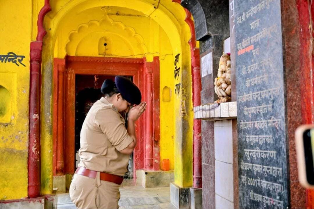 बाराबंकी की नई एसपी रवीना त्यागी ने लोधेश्वर महादेवा मंदिर में किया दर्शन-पूजन, सुरक्षा व्यवस्था का लिया जायजा।
नवागत पुलिस अधीक्षक बाराबंकी रवीना त्यागी ने रामनगर स्थित प्रसिद्ध श्री लोधेश्वर महादेवा मंदिर में विधि-विधान से पूजन कर जनकल्याण की प्रार्थना की और मंदिर की सुरक्षा व्यवस्था का निरीक्षण कर दिशा-निर्देश दिए।
#BarabankiPolice #LodheshwarMahadeva #spraveenatyagi #barabankiupdates