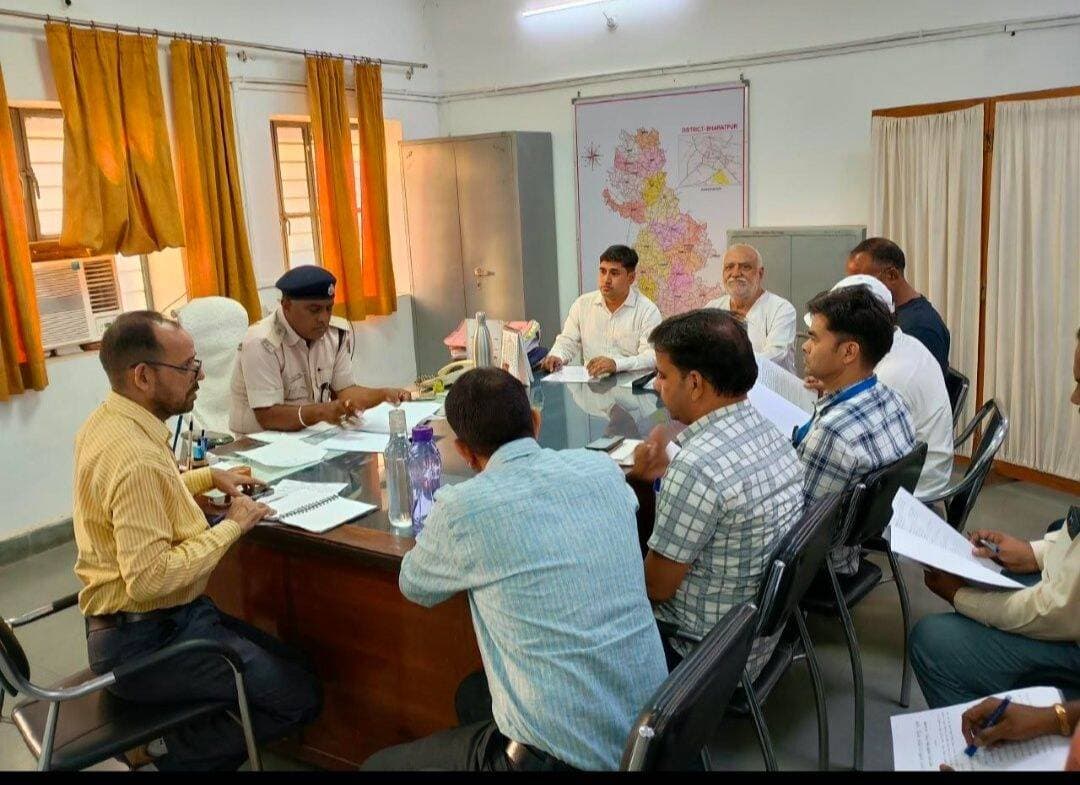 ✳️श्री जसवंत प्रदर्शनी एवं पशु मेला-2026 में 19 से 21 अक्टूबर तक होगा तीन दिवसीय विराट कुश्ती दंगल*
✳️*विभिन्न खिताबों की इनामी राशि में की गई ऐतिहासिक बढ़ोतरी, जसवंत केसरी के विजेता को मिलेंगे ₹1,01,000 रूपये ईमान राशि*
भरतपुर। 09 अक्टूबर, ऐतिहासिक एवं उत्तर भारत में प्रसिद्ध श्री जसवंत प्रदर्शनी एवं पशु मेला-2026 के प्रमुख आकर्षण विराट कुश्ती दंगल को इस वर्ष और अधिक भव्य एवं आकर्षक बनाने की तैयारियां शुरू कर दी गई हैं। इसी क्रम में आज दिनांक 09 अक्टूबर को कुश्ती दंगल उपसमिति की महत्वपूर्ण बैठक पुलिस अधीक्षक कार्यालय भरतपुर में जिला पुलिस अधीक्षक श्री राजेश कुमार मीणा (आईपीएस) की अध्यक्षता में आयोजित हुई। बैठक में दंगल की व्यवस्थाओं, प्रतियोगिताओं एवं पुरस्कारों को लेकर महत्वपूर्ण निर्णय लिए गए। इस वर्ष पहलवानों का उत्साह बढ़ाने के उद्देश्य से विभिन्न प्रमुख खिताबों की इनामी राशि में उल्लेखनीय बढ़ोतरी की गई है, जिससे प्रतियोगिता और अधिक रोमांचक एवं प्रतिस्पर्धात्मक होने की उम्मीद है।
दंगल समिति सचिव डॉ. पी.पी. सिंह अवार ने बैठक में मुख्य एजेंडा प्रस्तुत किया। बैठक में निर्णय लिया गया कि तीन दिवसीय विराट कुश्ती दंगल का आयोजन 19 से 21 अक्टूबर 2026 तक नुमाइश मैदान स्थित महाराजा सूरजमल कुश्ती अखाड़े, भरतपुर में किया जाएगा। श्री जसवंत प्रदर्शनी एवं पशु मेला-2026 का शुभारंभ 15 अक्टूबर से होगा।
▪️*इनामी राशि में बड़ी बढ़ोतरी, जसवंत केसरी को मिलेंगे ₹1.01 लाख*
दंगल समिति सचिव डॉ. पी.पी. सिंह अवार ने बताया कि इस वर्ष दंगल के प्रमुख खिताबों की पुरस्कार राशि में पिछले वर्ष की तुलना में उल्लेखनीय वृद्धि की गई है। समिति द्वारा लिए गए निर्णयों के अनुसार पुरस्कार राशि का विवरण इस प्रकार है—
*1. जसवंत केसरी (मुख्य कुश्ती)*
प्रथम पुरस्कार: ₹1,01,000 रुपए, भव्य गुर्ज, पट्टा एवं स्वर्ण पदक
द्वितीय पुरस्कार: ₹31,000 से बढ़ाकर ₹41,000
तृतीय पुरस्कार: ₹8,100 से बढ़ाकर ₹15,000
*2. भरतपुर जिला केसरी*
प्रथम पुरस्कार: ₹25,000 से बढ़ाकर ₹41,000
द्वितीय पुरस्कार: ₹11,000 से बढ़ाकर ₹15,000
तृतीय पुरस्कार: ₹3,100 से बढ़ाकर ₹8,100
*3. जसवंत कुमार खिताब*
प्रथम पुरस्कार: ₹21,000 से बढ़ाकर ₹31,000
तृतीय पुरस्कार: ₹3,100 से बढ़ाकर ₹8,100
*4. जसवंत किशोर खिताब*
प्रथम पुरस्कार: ₹11,000 से बढ़ाकर ₹15,000
तृतीय पुरस्कार: ₹1,100 से बढ़ाकर ₹3,100
*5. जसवंत बसंत खिताब*
विजेता की पुरस्कार राशि: ₹5,100 से बढ़ाकर ₹7,100
तृतीय पुरस्कार: ₹1,100 से बढ़ाकर ₹2,100
इनामी राशि में की गई इस वृद्धि का उद्देश्य पहलवानों को बेहतर प्रोत्साहन देना, प्रतियोगिता का स्तर ऊंचा उठाना और भरतपुर की पारंपरिक कुश्ती को व्यापक पहचान दिलाना है। विशेष रूप से जसवंत केसरी, भरतपुर जिला केसरी एवं अन्य प्रमुख खिताबों की पुरस्कार राशि में बढ़ोतरी से पहलवानों को अपनी प्रतिभा और दमखम दिखाने का अतिरिक्त अवसर मिलेगा।
▪️*19 अक्टूबर को प्रातः 8 बजे से होगा पहलवानों का वजन*
कुश्ती संघ के सचिव श्री चुन्नी कप्तान के सुझावों के अनुरूप दंगल के प्रथम दिवस की समय-सारणी निर्धारित की गई है। इसके तहत 19 अक्टूबर 2026 को प्रातः 8 बजे से दोपहर 12 बजे तक पहलवानों का वजन लिया जाएगा। सभी पहलवानों को निर्धारित समयावधि में महाराजा सूरजमल कुश्ती अखाड़े में उपस्थित होकर अपना वजन दर्ज कराना अनिवार्य होगा।
▪️*गुर्ज, पट्टा एवं पदकों से सम्मानित होंगे विजेता*
बैठक में यह भी प्रस्तावित किया गया कि पूर्व वर्षों की परंपरा के अनुसार विभिन्न खिताब वर्गों के विजेताओं को भव्य गुर्ज, पट्टा तथा स्वर्ण, रजत एवं कांस्य पदक प्रदान किए जाएंगे। आयोजन में खेल भावना, अनुशासन और कुश्ती की गौरवशाली परंपरा को विशेष महत्व दिया जाएगा।
▪️*स्थानीय, राष्ट्रीय एवं बाल पहलवानों को मिलेगा प्रतिभा प्रदर्शन का अवसर*
दंगल समिति के अनुसार, इस वर्ष जिला डीग के स्थानीय पहलवानों को भी प्रतियोगिता में विशेष अवसर प्रदान किया जाएगा, ताकि वे अपनी प्रतिभा का प्रदर्शन कर सकें। इसके अतिरिक्त देश के विभिन्न हिस्सों से नामी पहलवानों को आमंत्रित किया गया है। भविष्य की प्रतिभाओं को प्रोत्साहित करने के लिए बाल पहलवानों की कुश्तियां भी आयोजन का प्रमुख आकर्षण रहेंगी।
▪️*सुरक्षा एवं सुव्यवस्थित आयोजन पर विशेष जोर*
जिला पुलिस अधीक्षक श्री राजेश कुमार मीणा (आईपीएस) ने पुरस्कार राशि में बढ़ोतरी एवं आयोजन को भव्य स्वरूप देने के प्रयासों की सराहना की। उन्होंने दंगल के दौरान सुरक्षा, शांति, अनुशासन एवं समुचित व्यवस्थाएं सुनिश्चित करने के निर्देश दिए, ताकि प्रतियोगिता गरिमापूर्ण वातावरण में सफलतापूर्वक संपन्न हो सके।
बैठक में अतिरिक्त पुलिस अधीक्षक (त्वरित अनुसंधान) श्री हरिराम कुमावत, सीओ सिटी एवं आईपीएस अधिकारी श्रीमती आशिमा वासवानी, पशुपालन विभाग भरतपुर के उपनिदेशक डॉ. मनीष शर्मा, खेलकूद विभाग भरतपुर से श्री आशीष कुमार गुप्ता, कुश्ती संघ से श्री लाखन पहलवान तथा दंगल समिति के सदस्य डॉ. अरविंद सिंह, डॉ. देवेंद्र सिंह, श्री पवन कुमार, श्री जितेंद्र सिंह एवं श्री राजेंद्र सिंह सहित अन्य संबंधित अधिकारी एवं सदस्य उपस्थित रहे।
श्री जसवंत प्रदर्शनी एवं पशु मेला-2026 का यह विराट कुश्ती दंगल भरतपुर की पारंपरिक कुश्ती संस्कृति को प्रोत्साहित करने, स्थानीय एवं राष्ट्रीय स्तर के पहलवानों को मंच प्रदान करने और खेल प्रतिभाओं को आगे बढ़ाने की दिशा में महत्वपूर्ण आयोजन साबित होगा।
दंगल की तिथि: 19 से 21 अक्टूबर 2026
स्थान: महाराजा सूरजमल कुश्ती अखाड़ा, नुमाइश मैदान, भरतपुर
पहलवानों का वजन: 19 अक्टूबर 2026, प्रातः 8 बजे से दोपहर 12 बजे तक
___०००___