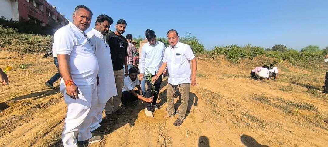 कन्या महाविद्यालय परिसर में पौधरोपण कार्यक्रम आयोजित
----
सेवा संकल्प अभियान अंतर्गतज जारी सेवा मेरा योगदान गतिविधियों के क्रम में आज नगरपालिका श्योपुर के तत्वाधान में शासकीय कन्या आदर्श महाविद्यालय श्योपुर में पौधरोपण कार्यक्रम आयोजित किया गया, जिसमें नगर के गणमान्य नागरिको ने विभिन्न प्रजातियों के पौधे लगाए।
इस अवसर पर भाजपा जिला अध्यक्ष श्री शशांक भूषण, प्रदेश कार्यसमिति सदस्य श्री महावीर सिंह सिसोदिया, श्री कैलाश नारायण गुप्ता, श्री रामलखन नापाखेडली, भाजपा जिला उपाध्यक्ष श्रीमती सरोज तोमर एवं श्री राघवेंद्र सिंह जाट, सांसद प्रतिनिधि श्री सुजीत गर्ग, भाजपा जिला महामंत्री श्री संजय अकोदिया, भाजपा अनुसूचित जाति मोर्चा जिला अध्यक्ष श्री राजेंद्र अकोदिया, भाजपा किसान मोर्चा जिला अध्यक्ष श्री गौरीशंकर मीणा, श्री ओम राठौर, श्री महावीर मित्तल, रेडक्रॉस सचिव श्री दिनेश दुबौलिया, भाजपा नगर मंडल अध्यक्ष श्री संजय मंगल, नगर पालिका श्योपुर के श्री आदित्य चौहान, श्री नीरज निगम, श्री इश्तियाक कुरैशी सहित अन्य गणमान्य नागरिक एवं कर्मचारी उपस्थित रहे।
इस अवसर पर भाजपा जिला अध्यक्ष श्री शशांक भूषण द्वारा उपस्थित लोगों को पर्यावरण संरक्षण की शपथ भी दिलाई तथा सप्ताह में एक दिन 1 घंटे का श्रमदान कर वृक्ष संरक्षण का कार्य करने का अनुरोध भी किया।
-
CM Madhya Pradesh
Jansampark Madhya Pradesh
#JansamparkMP
#sheopur