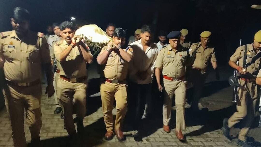 सिद्धार्थनगर पुलिस नम आंखों से दी गई अंतिम विदाई हार्ट अटैक से हुई उपनिरीक्षक मानसिंह की मौत