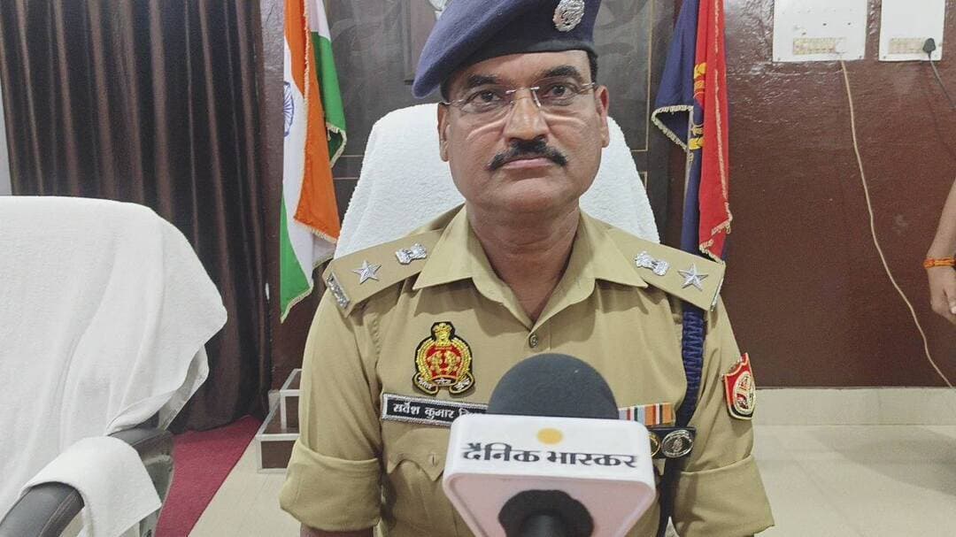 मऊ के नवागत एसपी सर्वेश कुमार मिश्रा ने संभाला कार्यभार, अपराधियों पर सख्ती और महिला सुरक्षा पर रहेगा जोर
जीरो टॉलरेंस की नीति का होगा अक्षरशः पालन, साइबर अपराध पर प्रभावी कार्रवाई और सड़क हादसों में मौतों को रोकने के लिए बनेगी रणनीति
मऊ। जनपद के नवागत पुलिस अधीक्षक सर्वेश कुमार मिश्रा ने शुक्रवार को पुलिस लाइन मऊ में गार्द की सलामी लेने के बाद पुलिस अधीक्षक के पद पर कार्यभार ग्रहण कर लिया। कार्यभार संभालने के बाद उन्होंने जिले में अपराध की स्थिति, कानून-व्यवस्था और विभिन्न चुनौतियों को लेकर पुलिस अधिकारियों के साथ चर्चा की। उन्होंने स्पष्ट किया कि अपराध और अपराधियों के प्रति जीरो टॉलरेंस की नीति का अक्षरशः पालन कराया जाएगा।
नवागत एसपी सर्वेश कुमार मिश्रा ने कहा कि शासन और विभागीय नेतृत्व की प्राथमिकताओं के अनुरूप अपराध नियंत्रण तथा कानून-व्यवस्था को मजबूत करना उनकी प्रमुख प्राथमिकताओं में शामिल है। अपराधियों पर प्रभावी अंकुश लगाने के साथ ही आमजन में कानून के प्रति विश्वास बढ़ाने और अपराधियों में कानून का भय कायम करने की दिशा में कार्रवाई की जाएगी।
महिला और बाल अपराधों पर होगी त्वरित कार्रवाई
एसपी ने कहा कि महिला एवं बाल अपराधों के मामलों में पुलिस को और अधिक संवेदनशील बनाने की जरूरत है। ऐसे मामलों में तत्परता के साथ कार्रवाई सुनिश्चित की जाएगी, ताकि पीड़ितों को समय पर न्याय मिल सके। उन्होंने महिला सुरक्षा को प्राथमिकता देते हुए ऐसा माहौल बनाने पर जोर दिया, जिसमें महिलाएं और बच्चे स्वयं को सुरक्षित महसूस करें और बिना किसी भय के आवागमन कर सकें।
साइबर अपराध पीड़ितों को जल्द न्याय दिलाने पर जोर
डिजिटल लेनदेन और तकनीक के बढ़ते इस्तेमाल के साथ साइबर अपराध भी एक बड़ी चुनौती बनकर उभर रहा है। नवागत एसपी ने कहा कि साइबर अपराध से पीड़ित लोगों को त्वरित न्याय दिलाने और शिकायतों पर शीघ्र कार्रवाई करने के लिए पुलिस टीम को सक्रिय किया जाएगा। साइबर अपराध के मामलों में प्रभावी कार्रवाई और पीड़ितों को राहत दिलाने के लिए विशेष प्रयास किए जाएंगे।
सड़क हादसों में मौतें रोकने के लिए चिह्नित होंगे ब्लैक स्पॉट
यातायात व्यवस्था को बेहतर और सुगम बनाने के लिए भी पुलिस विभाग की ओर से आवश्यक कदम उठाए जाएंगे। एसपी ने कहा कि सड़क दुर्घटनाओं में कमी लाने के उद्देश्य से उन स्थानों को चिह्नित किया जाएगा, जहां हादसों में अधिक लोगों की मौत होती है या लोग घायल होते हैं। ऐसे स्थानों पर रोड सेफ्टी के आवश्यक उपाय अपनाकर दुर्घटनाओं और उनसे होने वाली जनहानि को कम करने का प्रयास किया जाएगा।
नवागत एसपी ने कहा कि कानून-व्यवस्था को सुदृढ़ बनाए रखना, अपराध पर नियंत्रण, महिला एवं बाल सुरक्षा, साइबर अपराध पर प्रभावी कार्रवाई और यातायात व्यवस्था में सुधार उनकी प्राथमिकताओं में शामिल हैं। उन्होंने इन सभी बिंदुओं पर योजनाबद्ध तरीके से काम करते हुए धरातल पर बेहतर परिणाम देने की बात कही।