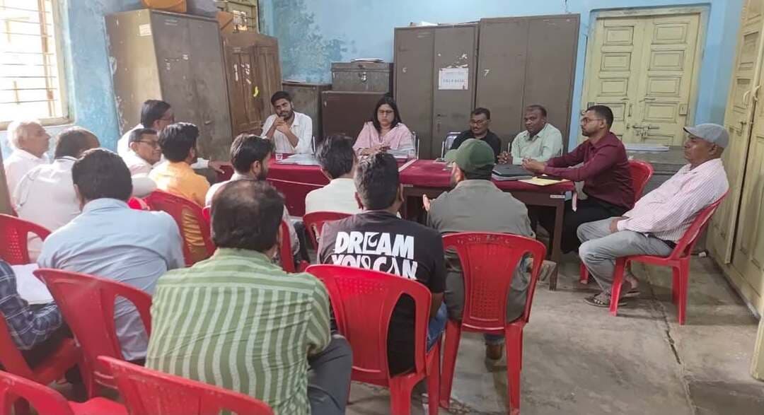 रबी सिंचाई व्यवस्था को लेकर अधिकारियों एवं कृषकों की बैठक आयोजित
सिवनी मालवा में रबी सिंचाई व्यवस्था के संबंध में अधिकारियों एवं कृषकों के मध्य बैठक आयोजित की गई। बैठक में रबी सिंचाई हेतु जल वितरण व्यवस्था, नहरों की साफ-सफाई तथा सिंचाई से संबंधित अन्य समस्याओं एवं आवश्यक व्यवस्थाओं पर विस्तारपूर्वक चर्चा की गई।
बैठक के दौरान कृषकों द्वारा अवगत कराया गया कि उनकी कृषि भूमि रबी फसलों की सिंचाई हेतु शीघ्र ही तैयार हो जाएगी। इस संबंध में कृषकों द्वारा दिनांक 20 अक्टूबर 2026 से नहरों में सिंचाई हेतु जल प्रवाहित किए जाने का प्रस्ताव रखा गया, ताकि निर्धारित समय पर फसलों की बुवाई एवं सिंचाई का कार्य सुचारू रूप से किया जा सके।
बैठक में रबी सिंचाई के दौरान कृषकों को आवश्यकतानुसार सिंचाई जल उपलब्ध कराने, नहरों की साफ-सफाई सुनिश्चित करने तथा जल वितरण व्यवस्था को सुव्यवस्थित बनाए रखने के संबंध में चर्चा की गई।
#narmadapuram
CM Madhya Pradesh
Dr Mohan Yadav
Jansampark Madhya Pradesh