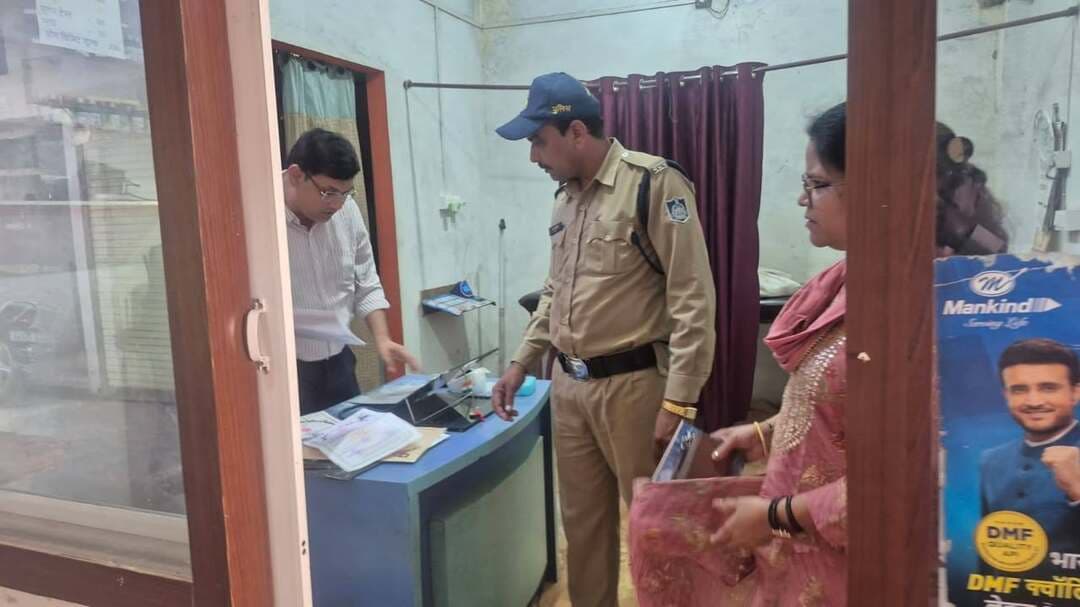 🔹कलेक्टर श्री सोमेश मिश्रा के निर्देशानुसार प्रशासन तथा स्वास्थ्य विभाग के संयुक्त की कार्यवाही
🔹शिवपुर क्षेत्र में 5 झोलाछाप डॉक्टरों के क्लीनिकों पर छापा
➡️कलेक्टर नर्मदापुरम श्री सोमेश मिश्रा के निर्देशानुसार, अनुविभागीय अधिकारी (राजस्व) सिवनी मालवा श्री विजय राय के मार्गदर्शन में शुक्रवार को प्रशासन तथा स्वास्थ्य विभाग के संयुक्त दल द्वारा शिवपुर क्षेत्र में अवैध रूप से संचालित हो रहे झोलाछाप डॉक्टरों के क्लीनिकों पर औचक छापा मारा गया, जिसके तहत कुल पांच क्लीनिकों पर कार्रवाई की गई जिसमें दो बंगाली डॉक्टरों, दो बी.एच.एम.एस. और एक बी.ई.एम.एस. डॉक्टर के क्लीनिक शामिल रहे; जाँच में दोनों बंगाली डॉक्टरों के क्लीनिक बिना किसी वैध मेडिकल डिग्री के चलते पाए गए जहाँ से भारी मात्रा में एक्सपायरी दवाइयां बरामद की गईं।
वहीं बंगाली डॉक्टर अंजन कुमार विश्वास के क्लीनिक पर जंग लगा हुआ दंत चिकित्सा का सामान, भारी गंदगी और बायोमेडिकल वेस्ट प्रबंधन की गंभीर लापरवाही पाई गई, जिसके चलते सभी झोलाछाप डॉक्टरों के प्रतिष्ठानों को सील किया गया है। उक्त अनुसार की गई कार्यवाही के आधार पर प्रकरण दर्ज कर स्वास्थ्य विभाग द्वारा वैधानिक कार्रवाई की जा रही है।
#narmadapuram
CM Madhya Pradesh
Dr Mohan Yadav
Jansampark Madhya Pradesh Directorate of Health Services, Madhya Pradesh