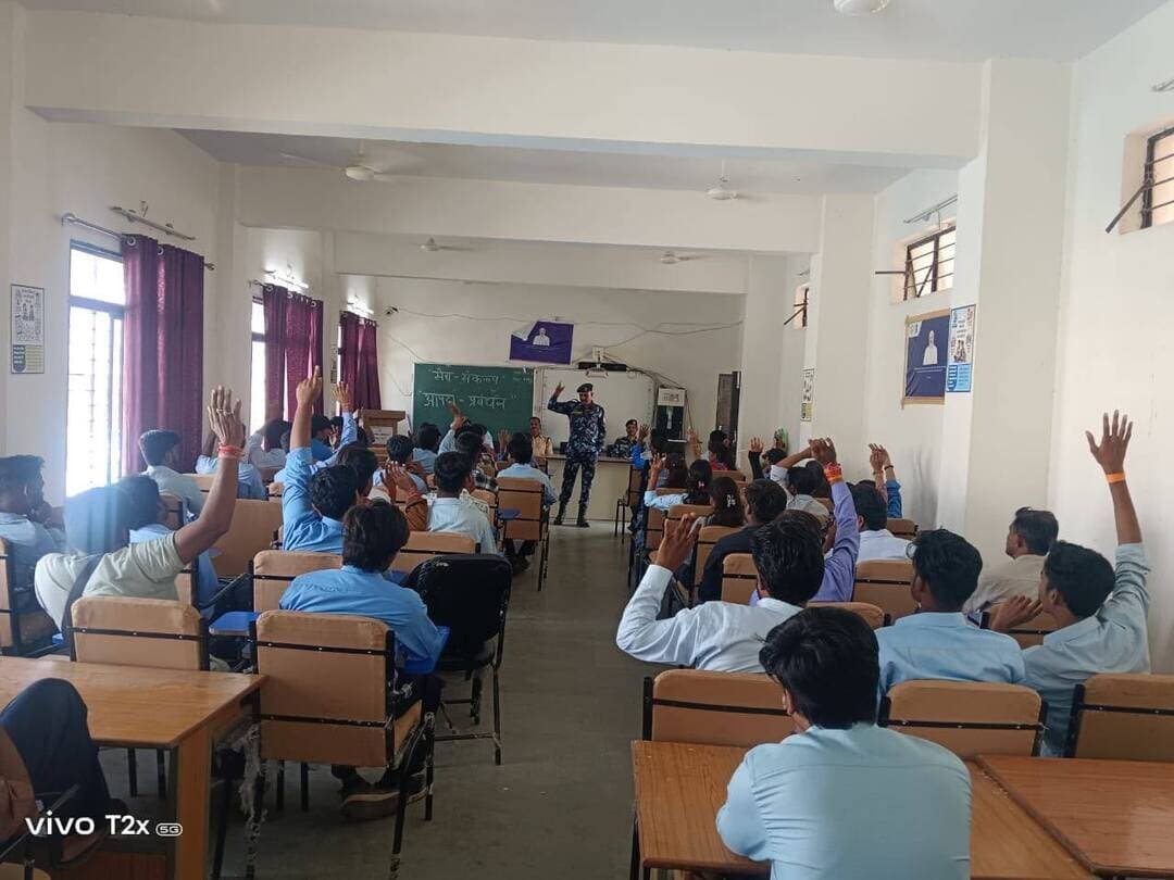 शासकीय औद्योगिक प्रशिक्षण संस्थान (ITI), विदिशा में आपदा प्रबंधन विषय पर कार्यशाला आयोजित
..
शासकीय औद्योगिक प्रशिक्षण संस्थान (ITI), विदिशा में आज जिला होमगार्ड विभाग द्वारा आपदा प्रबंधन विषय पर एक जागरूकता कार्यशाला का आयोजन किया गया। कार्यशाला का मुख्य उद्देश्य प्रशिक्षणार्थियों को प्राकृतिक एवं अन्य प्रकार की आपदाओं के प्रति जागरूक करना तथा आपातकालीन परिस्थितियों में स्वयं की एवं दूसरों की सुरक्षा के लिए आवश्यक उपायों की जानकारी प्रदान करना था। संस्था की प्राचार्य सुश्री कविता रघुवंशी ने बताया कि वर्तमान समय में प्राकृतिक एवं अन्य आपदाओं से बचाव के लिए जागरूकता और पूर्व तैयारी अत्यंत आवश्यक है। इसी उद्देश्य से जिला होमगार्ड विभाग की आपदा प्रबंधन टीम द्वारा प्रशिक्षणार्थियों को आपदा के दौरान बरती जाने वाली सावधानियों, सुरक्षा उपायों तथा विपरीत परिस्थितियों में सही निर्णय लेने के संबंध में विस्तृत जानकारी प्रदान की गई।
कार्यशाला के दौरान संस्था में अध्ययनरत छात्र-छात्राओं एवं संस्थान के स्टाफ ने उत्साहपूर्वक सहभागिता की। प्रशिक्षणार्थियों द्वारा आपदा प्रबंधन से संबंधित विभिन्न प्रश्न पूछे गए, जिनका आपदा प्रबंधन टीम ने विस्तारपूर्वक समाधान किया। टीम ने बताया कि आपातकालीन स्थिति में घबराने के बजाय सतर्कता, सूझबूझ एवं निर्धारित सुरक्षा उपायों का पालन करना चाहिए। इस कार्यशाला के माध्यम से प्रशिक्षणार्थियों एवं स्टाफ को आपदा के समय आवश्यक सावधानियों, बचाव के उपायों तथा सुरक्षित रहने के तरीकों के संबंध में महत्वपूर्ण जानकारी प्राप्त हुई। इस प्रकार के जागरूकता कार्यक्रम आपदा के प्रति संवेदनशीलता बढ़ाने और सुरक्षित समाज के निर्माण में महत्वपूर्ण भूमिका निभाते हैं। #vidisha