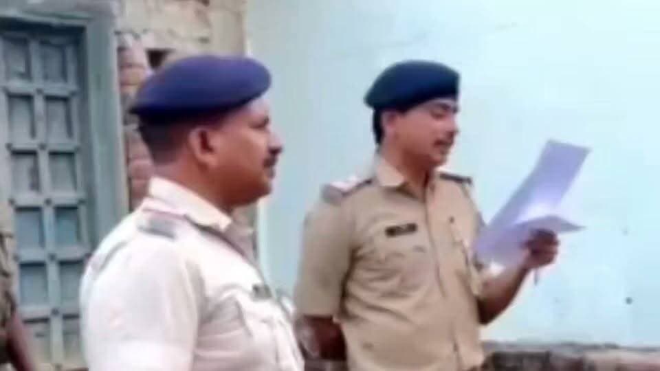 शेरघाटी पुलिस का कड़ा एक्शन, फरार अभियुक्त के घर ढोल-नगाड़े के साथ चिपकाया इश्तहार
शेरघाटी, गयाजी: शेरघाटी पुलिस ने गोलीकांड के फरार अभियुक्त के खिलाफ सख्त कार्रवाई की है। शेरघाटी थाना क्षेत्र के नवादा गांव निवासी नीरज कुमार, पिता शिवध्यान प्रसाद के घर पुलिस ने ढोल-नगाड़े के साथ पहुंचकर इश्तहार चिपकाया।
इस दौरान पुलिस ने माइक के माध्यम से गांव में मौजूद ग्रामीणों और लोगों के सामने ऐलान किया कि यदि अभियुक्त एक माह के अंदर माननीय न्यायालय में आत्मसमर्पण नहीं करता है, तो उसके विरुद्ध कुर्की-जब्ती की कार्रवाई की जाएगी।
पुलिस की इस कार्रवाई के बाद इलाके में चर्चा का माहौल है। पुलिस का कहना है कि फरार अपराधियों के खिलाफ लगातार इसी तरह की सख्त कार्रवाई जारी रहेगी।
