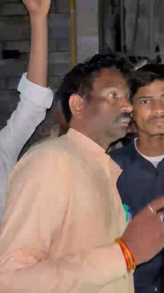 मऊ में दीपिका तिवारी के परिवार से मिले AIMIM प्रदेश अध्यक्ष शौकत अली, हर संभव मदद का दिया भरोसा
#खबरेंअभीतक #KhabareAbhiTak #Mau #ShaukatAli