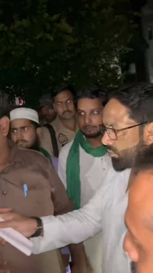 सहादतपुरा में घायल दीपिका तिवारी के परिवार से मिले शौकत अली, पार्टी फंड से की आर्थिक मदद और आगे की लड़ाई में साथ देने का दिया भरोसा।
#खबरेंअभीतक #KhabareAbhiTak #Mau #शौकतअली