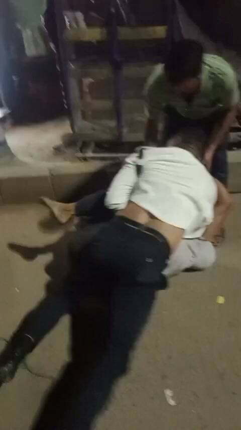 आगरा ब्रेकिंग
ट्रैफिक पुलिसकर्मी के साथ हुई जमकर मारपीट,
पूर्व फौजी और पुलिसकर्मी भिड़े,वर्दी भी फटी,
पूर्व फौजी पर शराब के नशे में मारपीट का आरोप,
सार्वजनिक स्थान पर पूर्व फौजी पी रहा था शराब,
पुलिसकर्मी के रोकने पर हुआ विवाद,
बीच सड़क पर दोनों में हुई मारपीट,
मारपीट का वीडियो सोशल मीडिया में वायरल,
दोनों पक्षों में हो गया समझौता,नहीं हुई शिकायत,
एतमादपुर थाना क्षेत्र के छलेसर चौकी का मामला ।