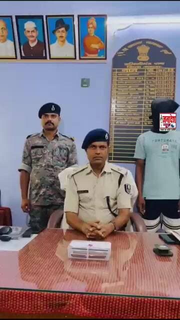 नवादा में पुल के पास बैठकर लोन दिलाने का झांसा देकर ठगी करने वाले साइबर ठग को पुलिस ने किया गिरफ्तार