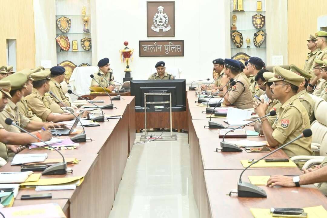 आगामी त्यौहार एवं अपराध नियंत्रण व कानून व्यवस्था को सुदृढ बनाये रखने हेतु पुलिस अधीक्षक जालौन द्वारा समीक्षा गोष्ठी कर सम्बन्धित को आवश्यक दिशा-निर्देश दिये गये। गोष्ठी में अपर पुलिस अधीक्षक, समस्त क्षेत्राधिकारी एवं थाना प्रभारी/शाखा प्रभारी द्वारा प्रतिभाग किया गया।