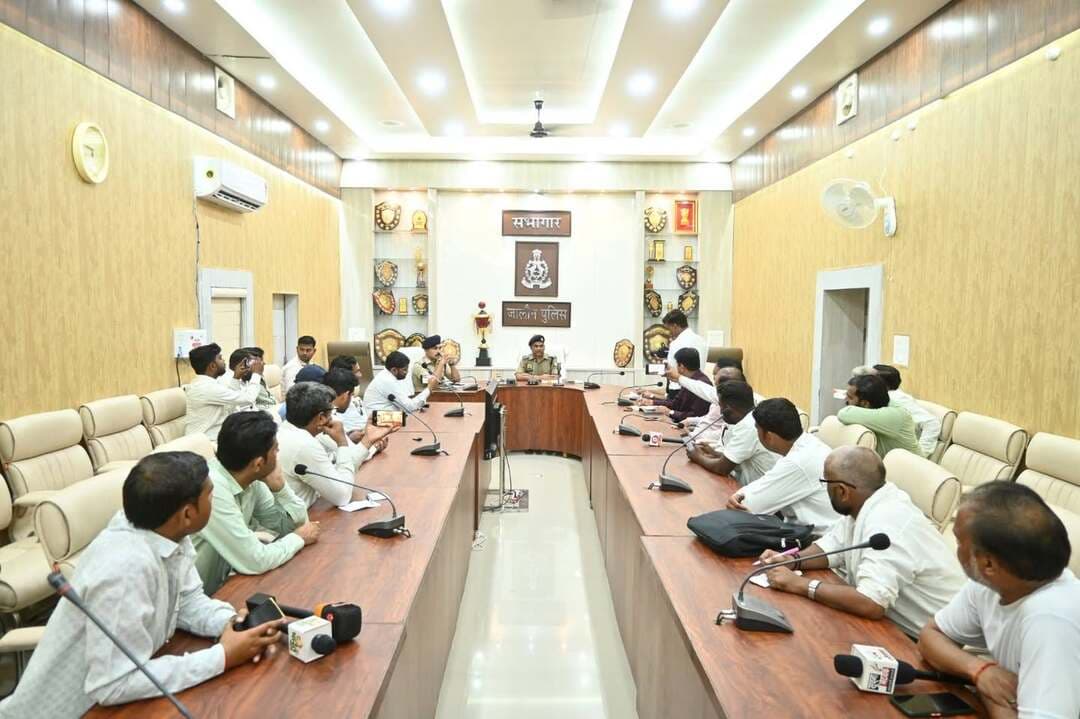 नवागत पुलिस अधीक्षक श्री सुरेश चन्द्र रावत द्वारा पुलिस लाईन उरई सभागार कक्ष में प्रेस वार्ता आयोजित कर जनपद के पत्रकार बन्धुओं से भेंट/परिचय वार्ता की गई। जनपद की समस्याओं के संबंध में चर्चा कर अपनी प्राथमिकताओं से पत्रकार बन्धुओं को अवगत कराया गया।