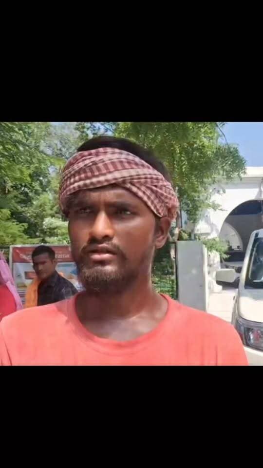 25 गरीब परिवारों को प्रधानमंत्री आवास का इंतजार, डीएम से लगाई गुहार
उरई (जालौन)। ग्राम पंचायत जलालपुर चिरगुवां में प्रधानमंत्री आवास योजना का लाभ नहीं मिलने से करीब 25 गरीब परिवारों के कच्चे मकानों में रहने को मजबूर होने का मामला सामने आया है। ग्रामीणों ने जिलाधिकारी जालौन को प्रार्थना पत्र देकर पात्र परिवारों का सर्वे कराकर उन्हें आवास योजना का लाभ दिलाने की मांग की है।
प्रार्थना पत्र में ग्रामीणों ने बताया कि कई परिवारों के कच्चे मकान गिर चुके हैं और वे छप्पर व तिरपाल के सहारे गुजर-बसर कर रहे हैं। उनका कहना है कि पक्का मकान नहीं होने के कारण परिवारों को परेशानी उठानी पड़ रही है। ग्रामीणों ने आरोप लगाया कि पात्र परिवारों का अब तक समुचित सर्वे नहीं कराया गया, जिससे वे सरकारी योजना के लाभ से वंचित हैं।
ग्रामीणों ने जिलाधिकारी से मामले की जांच कराकर पात्र परिवारों का सर्वे कराने और नियमानुसार प्रधानमंत्री आवास योजना से जोड़ने की मांग की है। अब देखना होगा कि प्रशासन इस मामले में क्या कदम उठाता है और जरूरतमंद परिवारों को कब तक राहत मिलती है।