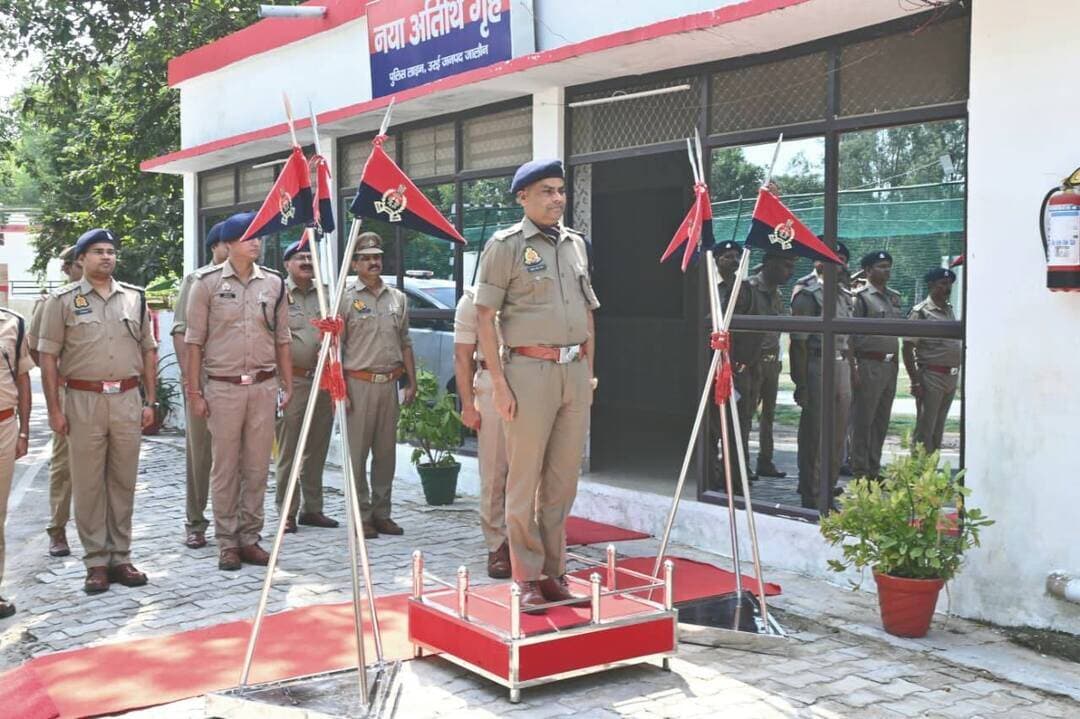 जालौन में नवागंतुक एसपी सुरेश चन्द्र रावत का आगमन, पुलिस लाइन में गार्द ने दी सलामी
अपर पुलिस अधीक्षक सहित पुलिस अधिकारियों और कर्मचारियों ने पुष्पगुच्छ भेंट कर किया स्वागत
जनपद जालौन में शुक्रवार, 9 अक्टूबर 2026 को नवागंतुक पुलिस अधीक्षक श्री सुरेश चन्द्र रावत के आगमन पर पुलिस विभाग में स्वागत की तैयारियां देखने को मिलीं। पुलिस लाइन उरई में गार्द द्वारा नवागंतुक पुलिस अधीक्षक को सलामी दी गई। इसके बाद अपर पुलिस अधीक्षक जालौन सहित जनपद के पुलिस अधिकारियों और कर्मचारियों ने पुष्पगुच्छ भेंट कर उनका स्वागत किया।
नवागंतुक पुलिस अधीक्षक के जनपद आगमन के अवसर पर पुलिस लाइन उरई में पुलिस विभाग के अधिकारियों एवं कर्मचारियों की मौजूदगी रही। इस दौरान पुलिस विभाग की ओर से उनका स्वागत एवं अभिनंदन किया गया।
पुलिस अधीक्षक सुरेश चन्द्र रावत के जनपद की कमान संभालने के साथ ही अब जिले में कानून-व्यवस्था, अपराध नियंत्रण और पुलिसिंग से जुड़ी जिम्मेदारियों पर उनकी कार्यशैली को लेकर लोगों की निगाहें रहेंगी। जनपद में शांति एवं कानून-व्यवस्था बनाए रखना, अपराधों पर प्रभावी अंकुश लगाना तथा आम नागरिकों की शिकायतों का समयबद्ध और निष्पक्ष निस्तारण सुनिश्चित करना पुलिस प्रशासन की प्रमुख जिम्मेदारियों में शामिल है।
वहीं, पुलिस विभाग में नए नेतृत्व के आगमन के बाद पुलिसकर्मियों की कार्यप्रणाली, जनसुनवाई और आम जनता के प्रति पुलिस के व्यवहार को लेकर भी उम्मीदें रहेंगी। अब देखना होगा कि नवागंतुक पुलिस अधीक्षक के नेतृत्व में जालौन पुलिस अपराध नियंत्रण और जनसमस्याओं के निस्तारण की दिशा में किस प्रकार काम करती है।
फिलहाल, नवागंतुक पुलिस अधीक्षक के आगमन पर पुलिस लाइन उरई में उनका स्वागत किया गया और गार्द ने सलामी देकर सम्मान प्रकट किया।