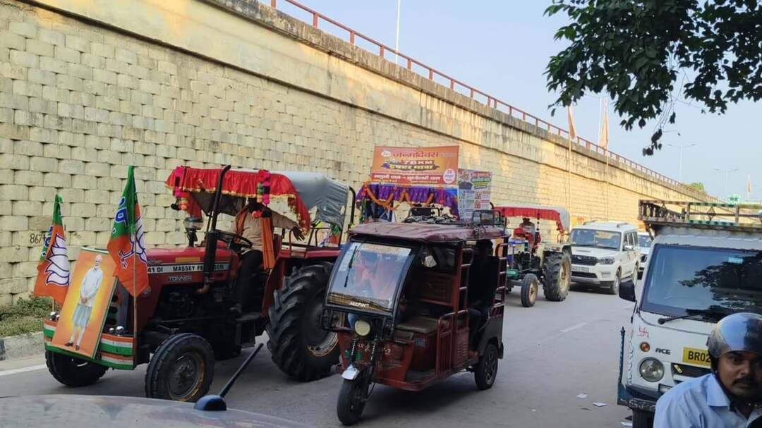 200 ट्रैक्टरों की यात्रा, लेकिन सांसद और मंत्री जी किस ट्रैक्टर पर थे? 🤔
प्रधानमंत्री नरेंद्र मोदी जी के जन्मदिवस के उपलक्ष्य में भाजपा किसान मोर्चा की ओर से आयोजित ‘अन्नदाता सेवा संकल्प यात्रा’ में 200 ट्रैक्टर शामिल होने की बात सामने आई।
लेकिन मोहनिया में बैठकर जब मैंने यह देखने की कोशिश की कि आखिर किस ट्रैक्टर पर सांसद मनोज तिवारी जी और मंत्री जी सवार हैं, तो मुझे कोई दिखाई नहीं दिया!कई लोग मुझसे पूछ रहे थे!
न सांसद मनोज तिवारी जी किसी ट्रैक्टर पर नजर आए और न ही कोई मंत्री जी!
अब सवाल यह है कि अगर सांसद और मंत्री जी ट्रैक्टर पर नहीं थे, तो क्या यह यात्रा सिर्फ आम लोगों के लिए थी? या फिर अन्नदाता के नाम पर आयोजित इस यात्रा में किसानों की ही भागीदारी दिखाना मकसद था?
जनता जानना चाहती है—200 ट्रैक्टरों की इस यात्रा में अन्नदाता के साथ जनप्रतिनिधि खुद ट्रैक्टर पर क्यों नजर नहीं आए?
सवाल किसी का विरोध करने के लिए नहीं, बल्कि तस्वीर का दूसरा पहलू सामने लाने के लिए है।
Sudhakar Singh Manoj Kumar Sasaram Manoj Kumar BJP Bihar #ManojTiwari