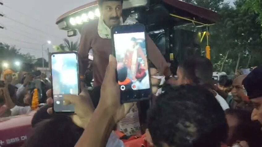 कैमूर में अन्नदाता सेवा संकल्प यात्रा महज दिखावा..76किमी.ट्रैक्टर रैली में कार से पहुंचे नेता जी लोग!दिखावे के लिए कुछ देर ट्रैक्टर पर बैठे!76किलोमीटर तो दूर मुझे लगता है 10या 20किलोमीटर भी नहीं चले!ट्रैक्टर रैली आम लोगों के लिए,खास के लिए लग्जरी कार!