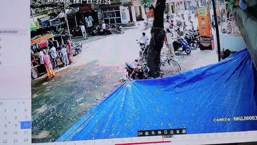 बारसोई: बारसोई बाजार में दिनदहाड़े बाइक से ढाई लाख रुपये चोरी, CCTV में रिकॉर्ड