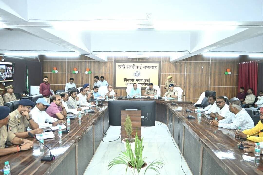 जिलाधिकारी एवं पुलिस अधीक्षक जालौन द्वारा आगामी त्यौहार को सकुशल एवं शांतिपूर्ण ढंग से सम्पन्न कराये जाने के दृष्टिगत विकास भवन, उरई सभागार कक्ष में धर्मगुरुओं, जनप्रतिनिधियों व गणमान्य/सम्भ्रान्त व्यक्तियों के साथ पीस कमेटी मीटिंग का आयोजन कर सभी से आपसी सौहार्द बनाए रखने की अपील की गई । इस अवसर पर जनपद के प्रशासनिक/पुलिस अधि0गण उपस्थित रहे ।
गोष्ठी के मुख्य बिंदु-
👉 सभी समुदाय आपसी भाईचारे के साथ साम्प्रदायिक सौहार्द एवं शांति व्यवस्था बनाए रखें।
👉 सोशल मीडिया पर भ्रामक व भड़काऊ पोस्ट से बचने की सलाह दी गई।
👉 नागरिकों से प्रशासन का सहयोग करने की अपील की गई।
👉 किसी भी समस्या या आपात स्थिति में आपातकालीन सेवा(डायल 112) या सम्बन्धित विभागीय अधिकारी को सूचित करें।