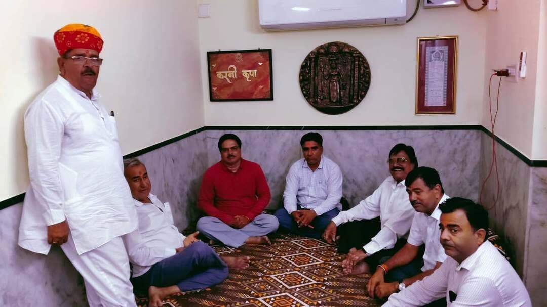 देश्नोक करणी माता मंदिर में कल से 24 घंटे खुला रहेगा,
- पहली बार दर्शनों के लिए 5 कतारें
-करणी सागर मैदान में होगी पार्किंग
बीकानेर। बीकानेर के देशनोक स्थित विश्व प्रसिद्ध करणी माता मंदिर में शारदीय नवरात्रि के दौरान 10 अक्टूबर से मंदिर 24 घंटे श्रद्धालुओं के दर्शन के लिए खुला रहेगा। इस बार भीड़ को व्यवस्थित करने के लिए विशेष इंतजाम किए गए हैं। आमतौर पर दो कतारों में दर्शन करवाए जाते हैं, लेकिन इस बार पहली बार पांच कतारों की व्यवस्था की जाएगी।
*सुबह 9:32 बजे से घट स्थापना की पूजा*
नवरात्रि की शुरुआत 11 अक्टूबर, रविवार को घट स्थापना के साथ होगी। मंदिर में सुबह 9:32 बजे से दोपहर 12:30 बजे तक विधिवत पूजा-अर्चना की जाएगी। पंडित नरोत्तम दास मिश्रा के सान्निध्य में घट स्थापना होगी। इसी शुभ मुहूर्त में बड़ी संख्या में श्रद्धालु अपने घरों में भी घट स्थापना कर मां करणी की आराधना करेंगे। नवरात्रि के साथ ही मंदिर में धार्मिक आयोजनों का सिलसिला शुरू हो जाएगा।
करणी सागर मैदान में पार्किंग, 250 से ज्यादा सेवादार तैनात
नवरात्रि में देशनोक पहुंचने वाले श्रद्धालुओं की संख्या को देखते हुए वाहनों की पार्किंग के लिए करणी सागर मैदान निर्धारित किया गया है। इससे मंदिर के आसपास यातायात व्यवस्था सुचारू रखने में मदद मिलेगी। मंदिर ट्रस्ट की ओर से 250 से अधिक सेवादार लगाए गए हैं। ये दर्शन व्यवस्था संभालने, श्रद्धालुओं को रास्ता दिखाने, कतारों को व्यवस्थित करने और जरूरत पड़ने पर सहायता उपलब्ध कराने का काम करेंगे।
श्रद्धालुओं की सुविधा के लिए मंदिर परिसर और आसपास टेंट, पेयजल, मेडिकल सहित अन्य जरूरी व्यवस्थाएं की जा रही हैं। ट्रस्ट की कोशिश है कि दूर-दराज से आने वाले श्रद्धालुओं को दर्शन के दौरान परेशानी न हो और भीड़ के बीच व्यवस्था बनी रहे।
*18 अक्टूबर को निकलेगी जन्मोत्सव शोभायात्रा*
नवरात्रि का प्रमुख आकर्षण 18 अक्टूबर को करणी माता का जन्मोत्सव रहेगा। सप्तमी के अवसर पर मां करणी के जन्मोत्सव की भव्य शोभायात्रा निकाली जाएगी। इस बार सप्तमी दो होने के कारण 18 अक्टूबर को जन्मोत्सव शोभायात्रा सुबह 9:15 बजे श्री करणी माता मंदिर से रवाना होगी। जन्मोत्सव को लेकर मंदिर और देशनोक शहर में विशेष तैयारियां की जा रही हैं।
17 को प्रतिभा सम्मान, 18 को भक्ति संगीत और 19 को कवि सम्मेलन
नवरात्रि के धार्मिक आयोजनों के साथ सांस्कृतिक कार्यक्रम भी होंगे। 17 अक्टूबर को दोपहर 2 बजे श्री करणी महाई पैलेस में प्रतिभा सम्मान समारोह आयोजित किया जाएगा। इसमें विभिन्न क्षेत्रों में उल्लेखनीय काम करने वाली प्रतिभाओं को सम्मानित किया जाएगा।
18 अक्टूबर को रात 10 बजे मुख्य मंदिर के सामने प्रांगण में करणी भक्ति संगीत संध्या होगी। वहीं, 19 अक्टूबर को मनुज देपावत की स्मृति में रात 10 बजे से विराट कवि सम्मेलन आयोजित किया जाएगा। लगातार तीन दिन होने वाले इन आयोजनों में देशनोक और आसपास के क्षेत्रों से बड़ी संख्या में लोगों के पहुंचने की संभावना है।
*ट्रस्ट पदाधिकारी तैयारियों की कर रहे निगरानी*
नवरात्रि की तैयारियों को लेकर मंदिर ट्रस्ट के पदाधिकारी व्यवस्थाओं की लगातार निगरानी कर रहे हैं। ट्रस्ट अध्यक्ष बादल सिंह देपावत, उपाध्यक्ष गिरिराज सिंह व सीतादान, सचिव शंकर दान तथा प्रन्यासी लक्ष्मण दान, मेघदान, कमेर दान, विजय दान और मांगी दान सहित अन्य पदाधिकारी व्यवस्थाओं को अंतिम रूप देने में जुटे हैं। नवरात्रि के दौरान श्रद्धालुओं की बढ़ने वाली भीड़ को देखते हुए ट्रस्ट की पाथमिकता सगम टर्शन और सरक्षित व्यवस्था बनाए रखना है।