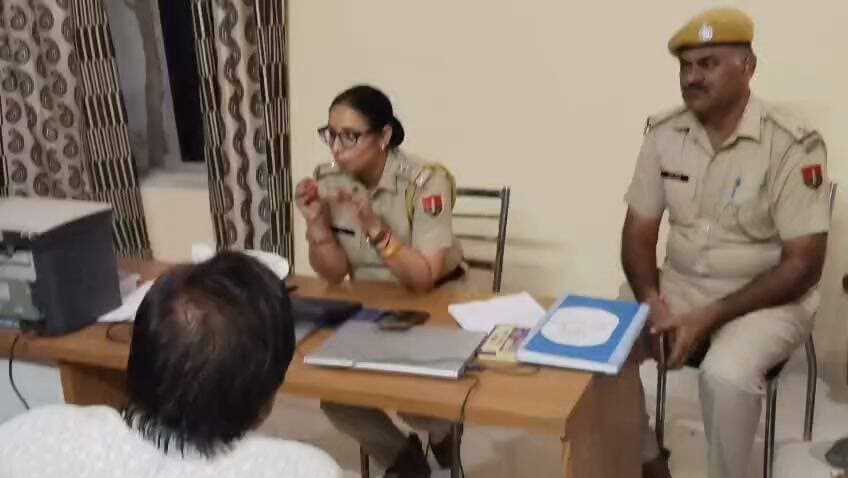 नवरात्रि पर्व को लेकर देशनोक में सीएलजी सदस्यों की हुई बैठक
बीकानेर। देश्नोक स्थित करणी माता मंदिर में कल से शारदीय नवरात्रि पर्व के दौरान मंदिर में आने वाले श्रद्धालुओं की सुरक्षा, व्यवस्था और सुगम दर्शन को लेकर प्रशासन और मंदिर प्रबंधन ने पुख्ता इंतजाम किए हैं।
देश्नोक थाना प्रभारी सुमन शेखावत ने शुक्रवार की शाम थाना परिसर में सीएलजी सदस्यों की बैठक लेते बताया कि इस बार
माता मंदिर 10 अक्टूबर से लगातार 24 घंटे खुला रहेगा।
श्रद्धालुओं की भारी भीड़ को देखते हुए पहली बार मंदिर में दर्शन के लिए 5 अलग-अलग कतारें बनाई गई हैं। पांच कतारों पर पुलिस मुस्तैद रहेंगी मंदिर परिसर और व्यवस्थाओं को सुचारू रूप से चलाने के लिए ।
