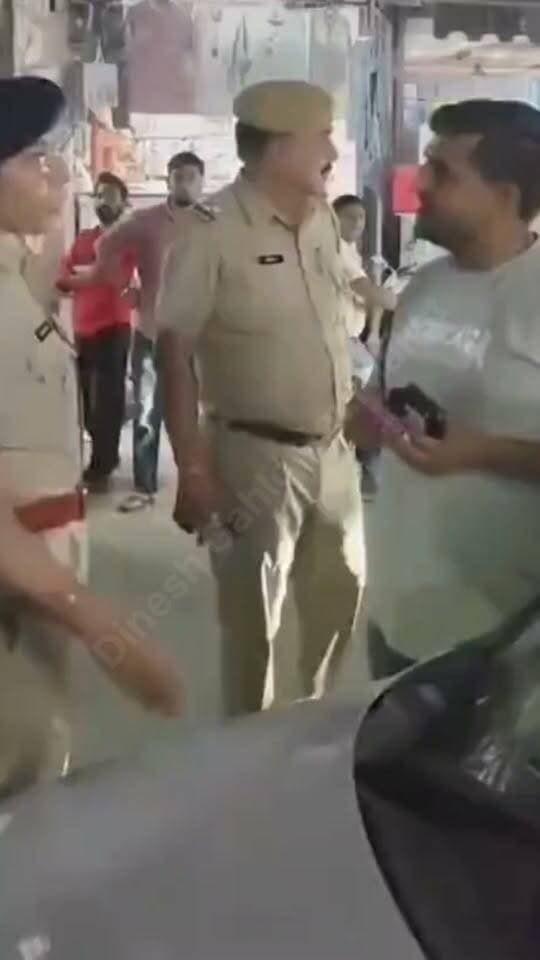 किशनगढ़ में महिला आरपीएस अधिकारी पर वकील को थप्पड़ मारने का आरोप, वकीलों में रोष,आरपीएस अधिकारी अंजू यादव पर अभद्रता और थप्पड़ मारने का गंभीर आरोप, थप्पड़ मारने का वीडियो भी आया सामने,गाड़ी खड़ी करने को लेकर हुआ विवाद: पीड़ित अधिवक्ता बाबूलाल बागरिया के अनुसार, वे सब्जी मंडी के पास साइड में गाड़ी पार्क करके सब्जी लेने गए थे।। #RajasthanNews #LatestNews #viralvideo