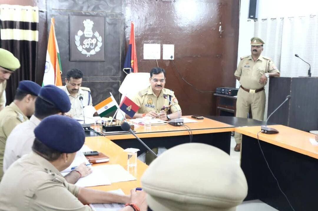 मऊ में पुलिस लाइन सभागार में एसपी सर्वेश कुमार मिश्रा की अध्यक्षता में कानून-व्यवस्था और अपराध समीक्षा गोष्ठी आयोजित की गई। बैठक में एएसपी अनूप कुमार समेत सभी क्षेत्राधिकारी, थाना प्रभारी और शाखा प्रभारी मौजूद रहे। एसपी ने छोटी घटनाओं पर भी गंभीरता से नजर रखने, जनशिकायतों का समयबद्ध निस्तारण करने और अपराध नियंत्रण के लिए पैदल गश्त बढ़ाने के निर्देश दिए। गोवध, अवैध शराब, लूट और संगठित अपराध में संलिप्त आरोपियों के खिलाफ प्रभावी कार्रवाई करने को कहा। जमीन विवादों के समाधान के लिए राजस्व विभाग से समन्वय बनाने और महिला अपराधों में सख्त कार्रवाई के निर्देश भी दिए गए। आगामी त्योहारों को देखते हुए संवेदनशील स्थानों पर पर्याप्त पुलिस बल तैनात करने, पीस कमेटी की बैठक करने और सोशल मीडिया पर अफवाहों का तत्काल खंडन करने पर जोर दिया गया।