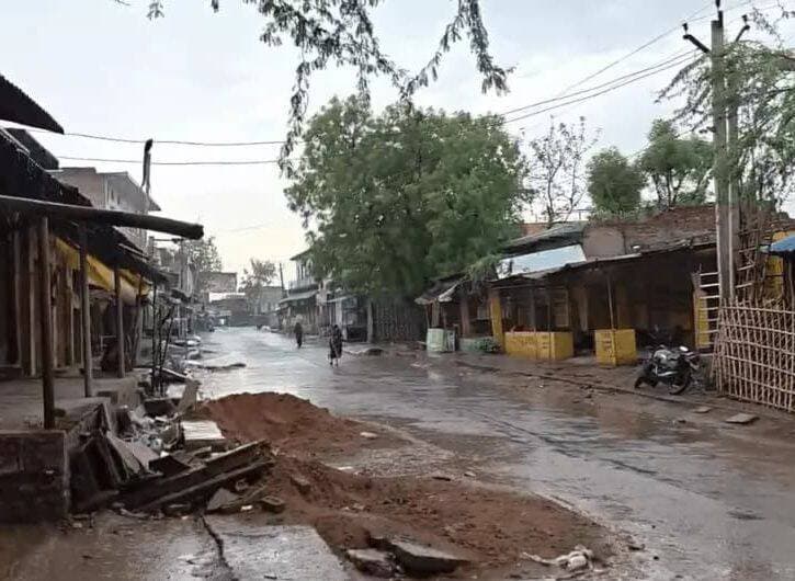 धौलपुर में नौतपा के अंतिम दिन मौसम ने राहत भरा रुख दिखाया। मंगलवार सुबह से जिलेभर में रिमझिम बारिश होने से लोगों को भीषण गर्मी से राहत मिली। पिछले कई दिनों से 45 डिग्री सेल्सियस तक पहुंच रहे तापमान के बीच बारिश ने मौसम को सुहावना बना दिया। शहर और ग्रामीण क्षेत्रों में हल्की बारिश के चलते तापमान में गिरावट दर्ज की गई। वहीं, कई सड़कों और निचले इलाकों में पानी भर गया। मौसम में आए इस बदलाव से किसानों और पशुपालकों के चेहरे भी खिल उठे हैं। लोगों ने नौतपा की तपिश से राहत मिलने पर खुशी जताई है।
<nis:link nis:type=tag nis:id=dholpurrain nis:value=DholpurRain nis:enabled=true nis:link/> <nis:link nis:type=tag nis:id=nautapa nis:value=Nautapa nis:enabled=true nis:link/> <nis:link nis:type=tag nis:id=weatherupdate nis:value=WeatherUpdate nis:enabled=true nis:link/> <nis:link nis:type=tag nis:id=rainrelief nis:value=RainRelief nis:enabled=true nis:link/> <nis:link nis:type=tag nis:id=dholpurnews nis:value=DholpurNews nis:enabled=true nis:link/> <nis:link nis:type=tag nis:id=rajasthanweather nis:value=RajasthanWeather nis:enabled=true nis:link/> <nis:link nis:type=tag nis:id=monsoonupdate nis:value=MonsoonUpdate nis:enabled=true nis:link/> <nis:link nis:type=tag nis:id=breakingnews nis:value=BreakingNews nis:enabled=true nis:link/>