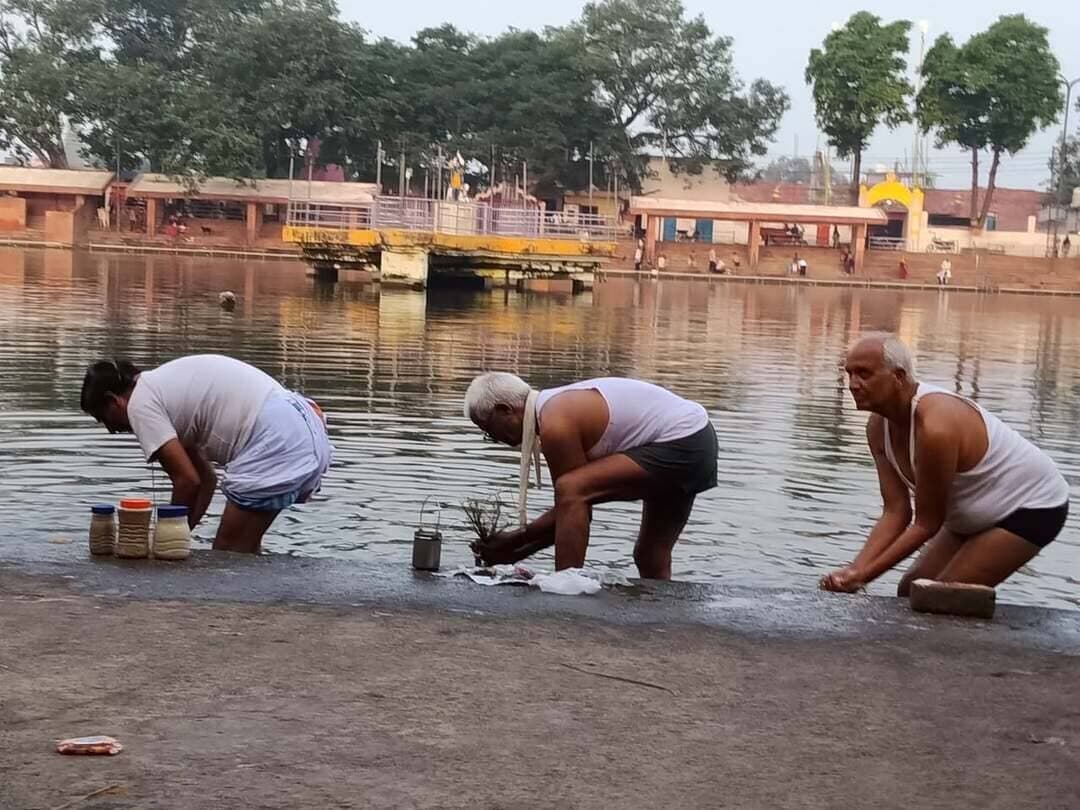 पितृ अमावस्या आज, तर्पण कर करेंगे स्मरण
दक्षिण दिशा की ओर मुख कर तर्पण करने की मान्यता, कुश, तिल, जौ और अक्षत का विशेष महत्व
कासगंज। पितृ पक्ष की सर्व पितृ अमावस्या पर शनिवार को पूर्वजों के प्रति श्रद्धा और कृतज्ञता व्यक्त करने के लिए तर्पण, पिंडदान और श्राद्ध कर्म किए जाएंगे। हिंदू मान्यताओं में यह तिथि उन भूले-बिसरे पूर्वजों के स्मरण का विशेष अवसर है, जिनकी मृत्यु की तिथि ज्ञात नहीं होती।
पंडित शशिधर द्विवेदी के अनुसार, हिंदू परंपरा में देव ऋण, ऋषि ऋण और पितृ ऋण का विशेष महत्व है। पूजा-पाठ से देव ऋण, अध्ययन से ऋषि ऋण तथा श्राद्ध व पितृ पूजन से पितृ ऋण चुकाया जाता है। इस दिन पितरों के निमित्त जल अर्पित करने, जरूरतमंदों को भोजन कराने और पंचबलि निकालने की परंपरा है। पीपल की पूजा का भी विधान है।
श्राद्ध के शुभ मुहूर्त
- कुतुप मुहूर्त: सुबह 11:45 से दोपहर 12:31 बजे तक।
- रोहिणी मुहूर्त: दोपहर 12:31 से 1:18 बजे तक।
- अपराह्न काल: दोपहर 1:18 से 3:37 बजे तक।
धार्मिक परंपरा के अनुसार, तर्पण से पहले कुश की अंगूठी धारण की जाती है। दक्षिण दिशा की ओर मुख करके जल में काले तिल और कुश डालकर तर्पण किया जाता है। हथेली के अंगूठे और तर्जनी के मध्य भाग से जल अर्पित करने का नियम है। वहीं, देव तर्पण पूर्व दिशा और ऋषि तर्पण उत्तर दिशा की ओर मुख करके किया जाता है।
श्राद्ध कर्म में गाय, कुत्ते, कौए और चींटियों जैसे जीवों के लिए भोजन का अंश (पंचबलि) निकालने की परंपरा है। इस दिन कुश, तिल, जौ और अक्षत का भी विशेष महत्व होता है।
इस दिन सात्विक भोजन करने, जरूरतमंदों को दान देने और घर में शांति बनी रहती है।।