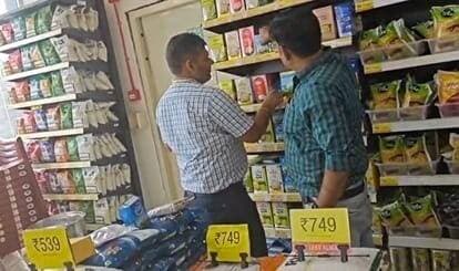 Unnao News: विशाल मेगा मार्ट में गेहूं-चावल और दाल में मिले कीड़े, कारोबार बंद; 16,664 रुपये का सामान नष्ट
उन्नाव। जिले में खाद्य सुरक्षा विभाग के चेकिंग अभियान में खाद्य पदार्थों की गुणवत्ता को लेकर गंभीर लापरवाही सामने आई है। चंद्रशेखर आजाद नगर स्थित विशाल मेगा मार्ट में बिक्री के लिए रखे गेहूं, चावल और दाल में कीड़े रेंगते मिले। इस पर विभाग ने अग्रिम आदेशों तक प्रतिष्ठान का कारोबार बंद करा दिया। अधिकारियों ने 16,664 रुपये का खराब सामान नष्ट कराया। वहीं, मियागंज के एक किराना स्टोर से 13 किलोग्राम सरसों का तेल सील किया गया। अभियान के दौरान कुल नौ नमूने लिए गए।
विशाल मेगा मार्ट में जांच, खराब सामान नष्ट
शुक्रवार को खाद्य सुरक्षा अधिकारी राजेंद्र प्रसाद, आशीष कुमार वर्मा और महेश कुमार की टीम ने विभिन्न प्रतिष्ठानों पर जांच की। चंद्रशेखर आजाद नगर स्थित मेसर्स विशाल मेगा मार्ट में गेहूं, चावल और दाल समेत अन्य खाद्य पदार्थों में कीड़े मिले। कर्मचारी भी इसका संतोषजनक जवाब नहीं दे सके। टीम ने मूंगफली और अलग-अलग ब्रांड के घी के दो नमूने लिए। साथ ही चावल, चना, दाल, तेल, सूजी और घी आदि खराब खाद्य सामग्री नष्ट करा दी। प्रतिष्ठान का कारोबार अग्रिम आदेशों तक बंद करा दिया गया।
किराना स्टोर से तेल सील, डेयरियों को नोटिस
टीम ने मियागंज की बड़ी बाजार स्थित मेसर्स अभय किराना स्टोर से सरसों के तेल, मूंगफली और काजू के नमूने लिए। संदेह के आधार पर 13 किलो सरसों का तेल, जिसकी कीमत 2,470 रुपये बताई गई है, सील कर दिया गया। साफ-सफाई की कमी मिलने पर दुकानदार को नोटिस दिया गया।
हिरन नगर स्थित नीलू दूध डेयरी से घी का नमूना लेकर नोटिस जारी किया गया। वहीं, गदनखेड़ा की राधे-राधे डेयरी से पनीर और घी के नमूने लिए गए तथा साफ-सफाई संबंधी निर्देश दिए गए।
प्रयोगशाला जांच के बाद होगी कार्रवाई
खाद्य सुरक्षा अधिकारियों के मुताबिक, अभियान में लिए गए सभी नमूने जांच के लिए प्रयोगशाला भेजे जा रहे हैं। रिपोर्ट आने के बाद नियमानुसार आगे की कार्रवाई की जाएगी।
उन्नाव एक्सप्रेस: खाद्य पदार्थों में कीड़े मिलने की घटना उपभोक्ताओं की सेहत और खाद्य सुरक्षा व्यवस्था पर सवाल खड़े करती है। अब देखना होगा कि जांच रिपोर्ट के आधार पर विभाग आगे क्या कार्रवाई करता है।