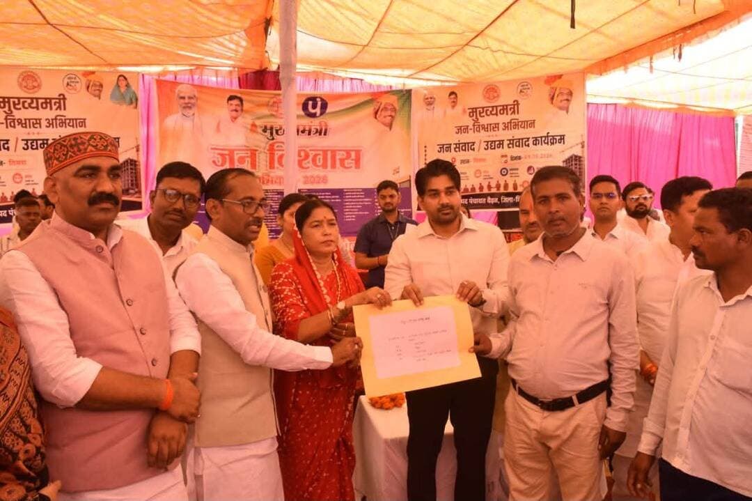 तियरा में आयोजित जन विश्वास शिविर में शामिल हुईं राज्यमंत्री राधा सिंह
राज्यमंत्री ने आमजन से किया संवाद, समस्याओं के त्वरित निराकरण के दिए निर्देश
केंद्र एवं प्रदेश सरकार की जनकल्याणकारी योजनाओं का लाभ प्रत्येक पात्र हितग्राही तक पहुंचाना प्राथमिकता
सिंगरौली । मुख्यमंत्री डॉ. मोहन यादव की मंशानुसार आमजन की समस्याओं के त्वरित निराकरण तथा शासन की जनकल्याणकारी योजनाओं का लाभ पात्र हितग्राहियों तक पहुंचाने के उद्देश्य से तियरा में जन विश्वास शिविर का आयोजन किया गया। शिविर में मध्यप्रदेश शासन की राज्यमंत्री पंचायत एवं ग्रामीण विकास विभाग श्रीमती राधा सिंह, सिंगरौली विधानसभा के विधायक श्री रामनिवास शाह, नगर निगम अध्यक्ष देवेश पाण्डेय, कलेक्टर श्री गौरव बैनल, भाजपा जिलाध्यक्ष सुन्दर लाल शाह, जिला पंचायत की उपाध्यक्ष अर्चन सिंह,पूर्व विधायक श्री सुभाष वर्मा तथा जिला पंचायत के मुख्य कार्यपालन अधिकारी श्री संघप्रिय सहित अन्य जनप्रतिनिधि एवं अधिकारी उपस्थित रहे।
शिविर को संबोधित करते हुए राज्यमंत्री श्रीमती राधा सिंह ने कहा कि केंद्र एवं प्रदेश सरकार समाज के प्रत्येक वर्ग के कल्याण और जरूरतमंदों के जीवन में सकारात्मक बदलाव लाने के लिए प्रतिबद्ध है। प्रधानमंत्री श्री नरेंद्र मोदी के नेतृत्व में केंद्र सरकार तथा मुख्यमंत्री डॉ. मोहन यादव के नेतृत्व में प्रदेश सरकार गरीबों, किसानों, महिलाओं, युवाओं, बुजुर्गों एवं वंचित वर्गों के हित में निरंतर कार्य कर रही है। प्रधानमंत्री आवास योजना के माध्यम से पात्र परिवारों को पक्के आवास, आयुष्मान भारत योजना के माध्यम से स्वास्थ्य सुरक्षा, प्रधानमंत्री उज्ज्वला योजना के माध्यम से महिलाओं को स्वच्छ ईंधन तथा प्रधानमंत्री किसान सम्मान निधि के माध्यम से किसानों को आर्थिक सहायता प्रदान की जा रही है। वहीं, प्रदेश सरकार द्वारा मुख्यमंत्री लाड़ली बहना योजना, मुख्यमंत्री जनकल्याण योजना, सामाजिक सुरक्षा पेंशन तथा विभिन्न ग्रामीण विकास योजनाओं के माध्यम से पात्र हितग्राहियों को लाभान्वित किया जा रहा है। शिविर में सिंगरौली विधायक विधायक श्री रामनिवास शाह ने कहा कि मुख्यमंत्री जनविश्वास अभियान का उद्देश्य शासन की जनकल्याणकारी योजनाओं का लाभ पात्र हितग्राहियों तक पहुंचाना और उनकी समस्याओं का त्वरित निराकरण सुनिश्चित करना है। उन्होंने अधिकारियों को निर्देशित किया कि कोई भी पात्र हितग्राही योजनाओं के लाभ से वंचित न रहे तथा सभी नागरिकों को शासन की योजनाओं का लाभ सरलता एवं पारदर्शिता के साथ मिले।
शिविर के दौरान राज्यमंत्री श्रीमती राधा सिंह ने आमजन से संवाद कर उनकी समस्याओं एवं शिकायतों की जानकारी प्राप्त की तथा संबंधित अधिकारियों को प्राप्त आवेदनों का समयसीमा में निराकरण करने के निर्देश दिए। इस अवसर पर विभिन्न शासकीय योजनाओं के अंतर्गत पात्र हितग्राहियों को लाभान्वित किया गया। आयुष्मान भारत योजना के तहत श्री पंकज कुमार वैश्य को 5 लाख तक के निःशुल्क उपचार की सुविधा के लिए आयुष्मान कार्ड प्रदान किया गया। वहीं, मछुआ किसान क्रेडिट कार्ड योजना के अंतर्गत आदिवासी मछुआ सहकारी समिति मर्यादित, तियरा को 3 लाख की राशि स्वीकृत की गई।
शिविर में मुख्यमंत्री सामाजिक सुरक्षा कल्याणी पेंशन योजना के अंतर्गत भगवंती को लाभान्वित किया गया। वहीं, इंदिरा गांधी राष्ट्रीय वृद्धावस्था पेंशन योजना के तहत शिवकुमारी शाह, प्रभावती, राजायाक साकेत एवं कैरी यादव को पेंशन योजना का लाभ प्रदान किया गया। लाड़ली लक्ष्मी योजना के तहत कु. अंशिका शाह को प्रमाण-पत्र प्रदान किया गया। स्वरोजगार को बढ़ावा देने के उद्देश्य से मुख्यमंत्री उद्यम क्रांति योजना के अंतर्गत छह हितग्राहियों को ऋण राशि स्वीकृत की गई। इनमें दीपक कुमार शाह को मोबाइल शॉप के लिए 5 लाख, अरविंद कुमार शाह को मोबाइल शॉप के लिए 4,84,000, शिवकुमार बंसल को किराना स्टोर के लिए 2 लाख, पुष्पा देवी बंसल को किराना स्टोर के लिए 2 लाख, अकेश कुमार नाई को मोबाइल रिपेयरिंग के लिए 2 लाख तथा विजय कुमार वैश्य को गारमेंट शॉप के लिए 7 लाख की ऋण राशि स्वीकृत कर लाभान्वित किया गया। इन योजनाओं के माध्यम से हितग्राहियों को स्वास्थ्य सुरक्षा, आर्थिक सहायता एवं स्वरोजगार के अवसर उपलब्ध कराकर आत्मनिर्भरता की दिशा में प्रोत्साहित किया गया। शिविर में एसडीएम सिंगरौली सुरेश जाधव, एसडीएम माड़ा नंदन तिवारी, जिला शिक्षा अधिकारी कविता त्रिपाठी, मुख्य चिकित्सा एवं स्वास्थ्य अधिकारी डा. पुष्पराज सिंह, उपसंचालक खनिज आकांक्षा पटेल, जिला आपूर्ति अधिकारी पी.सी चन्द्रवंशी, उप संचालक कृषि मनोज सिंह, सीईओ जनपद पंचायत बैढ़न अजीत बरबा सहित जिला एवं खण्ड स्तर के अधिकारी उपस्थित रहे।
CM Madhya Pradesh
Jansampark Madhya Pradesh