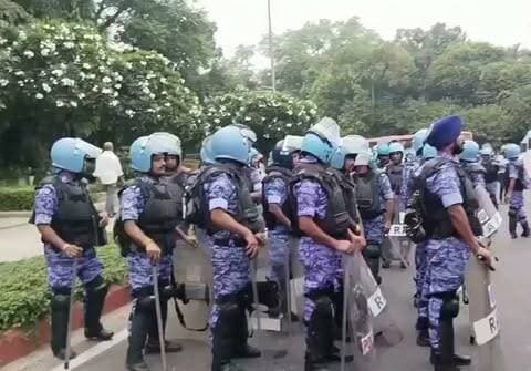 दिल्ली में प्रदर्शन से पहले सुरक्षा कड़ी!
जंतर-मंतर पर आज होने वाले प्रदर्शन से पहले फिरोज शाह रोड और मंडी हाउस पर RAF तैनात।