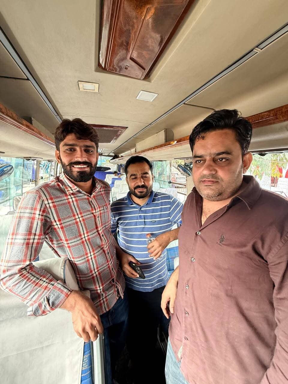 SFI जिला अध्यक्ष आशीष पचार व माकपा नेता महिपाल पूनिया सहित अन्य साथियो के साथ सुब्रतों पार्क पुलिस स्टेशन में डिटेन कर लिया गया है ।
#JantarMantar
#DelhiPolice