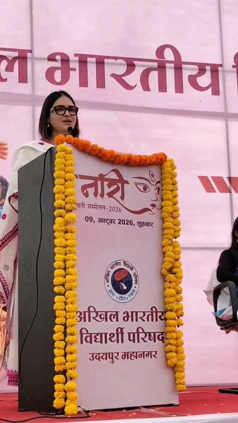 "एक दीपक अकेला जलता है तो अँधेरा थोड़ा कम होता है, लेकिन जब हज़ारों दीपक साथ में जलते हैं, तो पूरा युग प्रकाशित हो जाता है।" ✨🪔
आरएसएस शताब्दी वर्ष पर एबीवीपी द्वारा उदयपुर के मीरा गर्ल्स (एमजी) कॉलेज में आयोजित विशाल ‘नारी’ शक्ति सम्मेलन में कश्ती फाउंडेशन की संस्थापक श्रद्धा मुर्डिया ने 3000 से अधिक छात्राओं को संबोधित किया। उन्होंने बेटियों को आत्मनिर्भर बनने, अपनी पहचान पहचानने और राष्ट्र निर्माण में सक्रिय भूमिका निभाने का संकल्प दिलाया। 🇮🇳
#NariShakti #ABVP #ShraddhaMurdia #Udaipur #MGCollege KashtiFoundation WomenEmpowerment